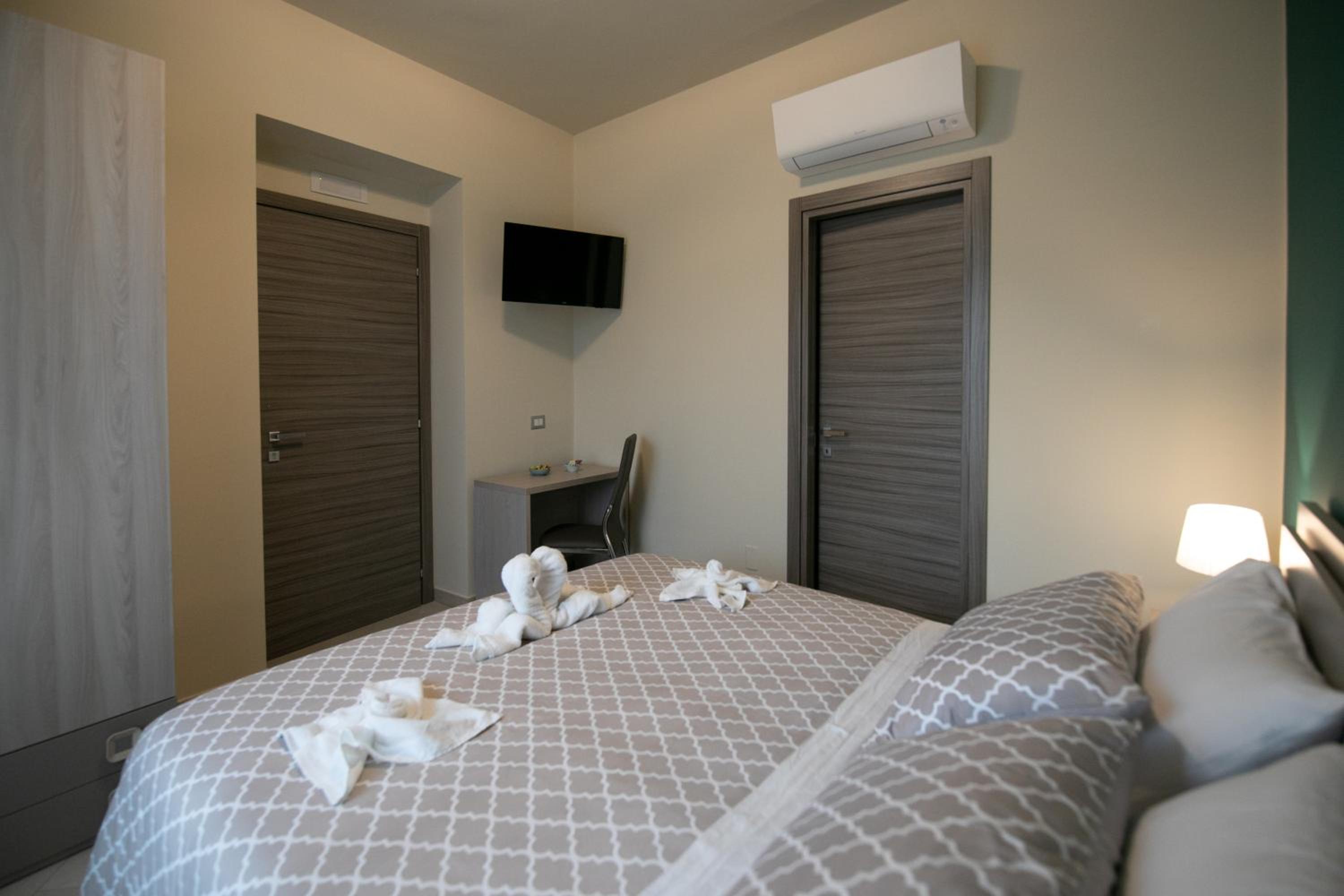 Double Room - Photo 5
