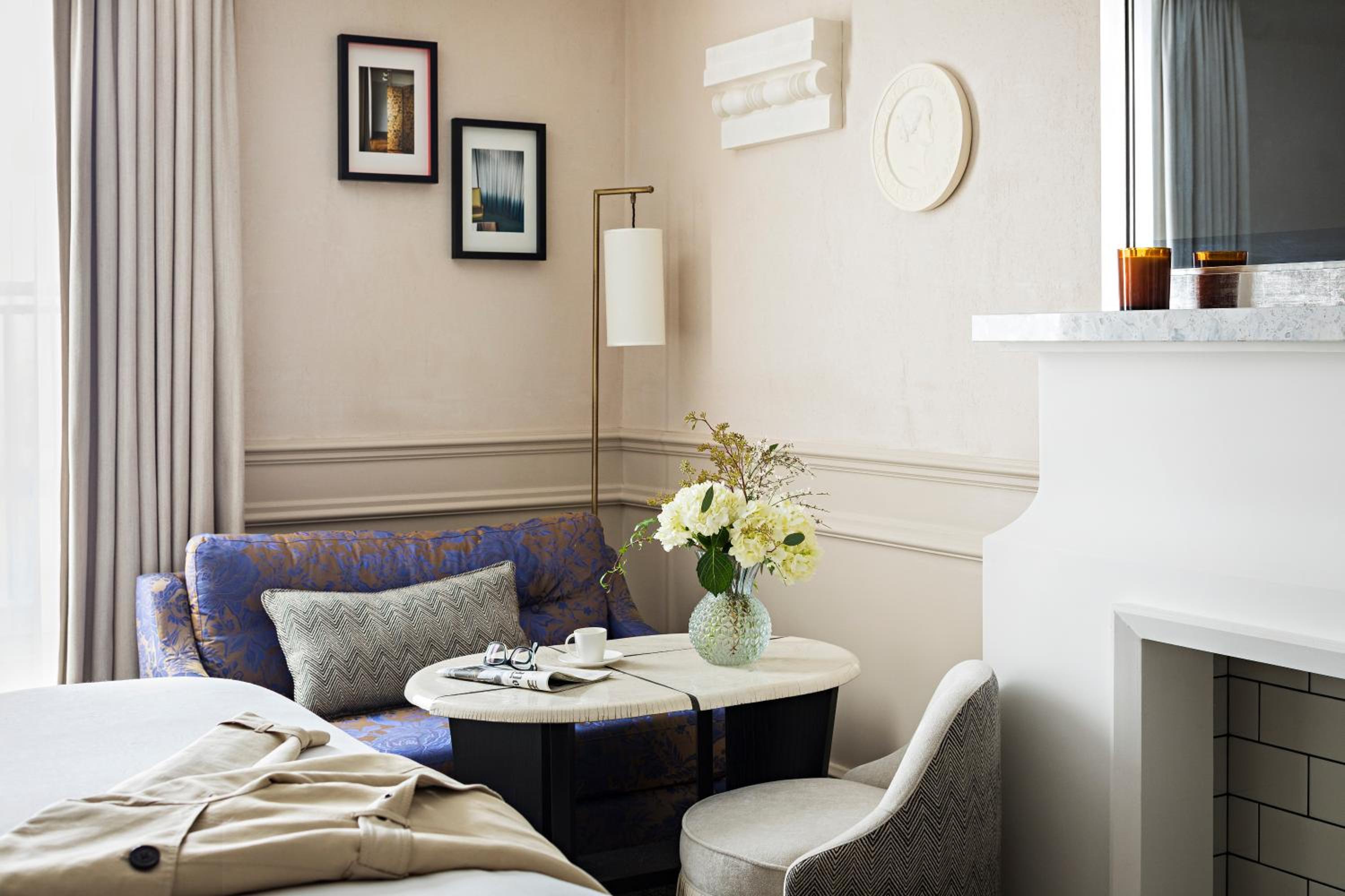Chambre de Luxe avec 1 Lit Queen-Size – Vue sur Cour ou Rue Scribe