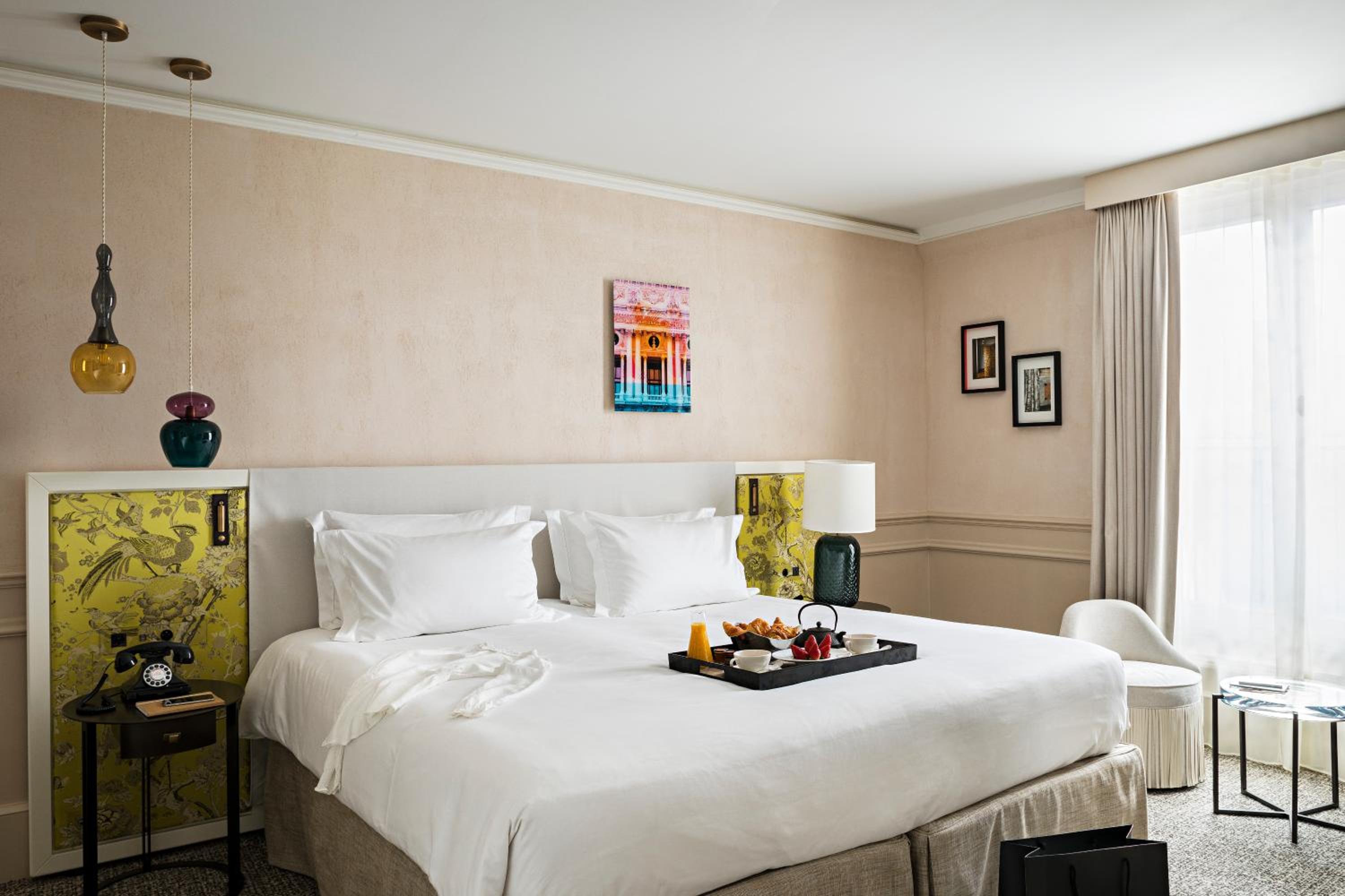 Suite Prestige avec 1 Lit King-Size, 1 Canapé-Lit et Salon Séparé – Vue sur Boulevard ou Rue Scribe Suite Prestige avec 1 Lit King-Size, 1 Canapé-Lit et Salon Séparé – Vue sur Boulevard ou Rue Scribe