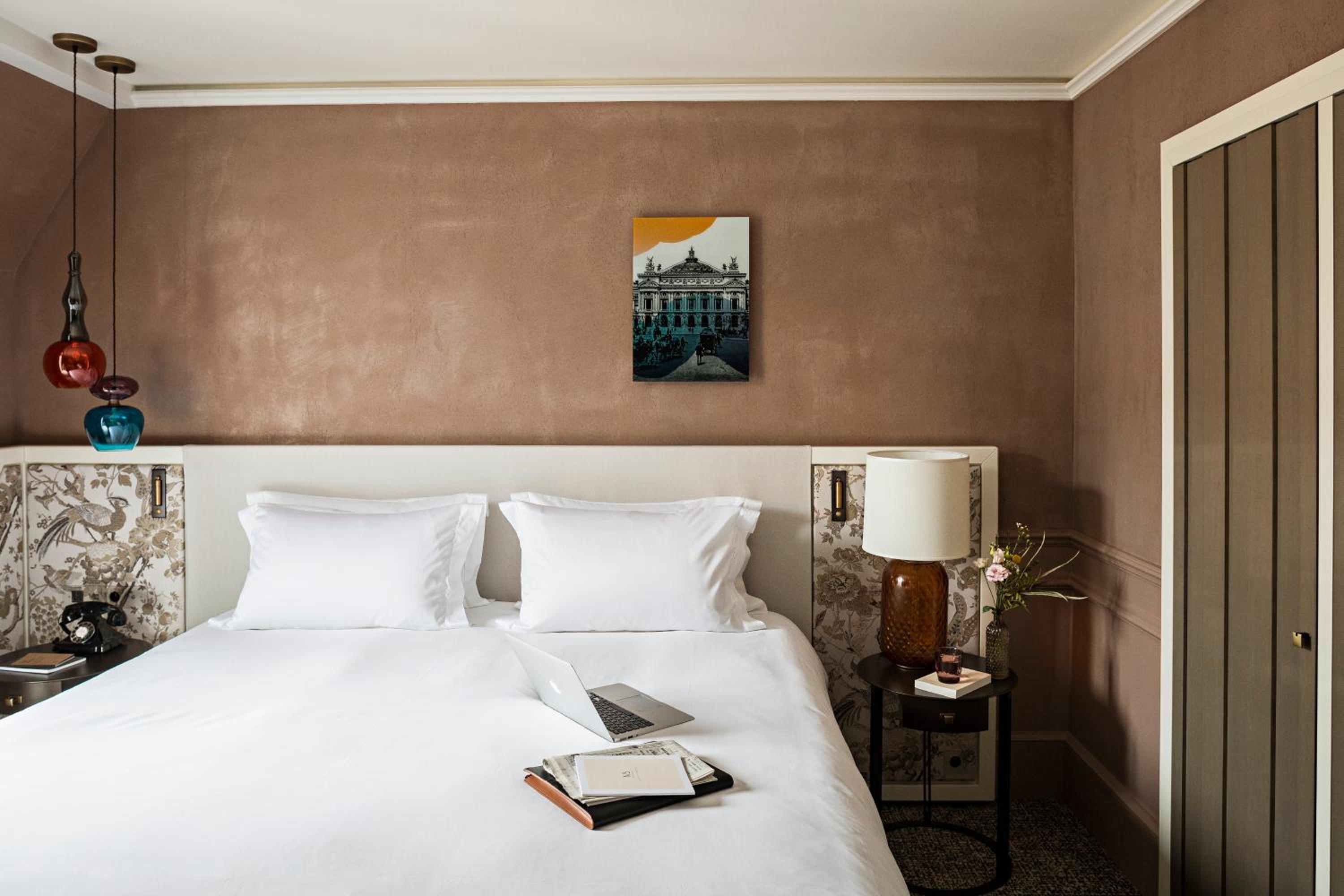 Chambre de Luxe avec 1 Lit Queen-Size – Vue sur Cour ou Rue Scribe