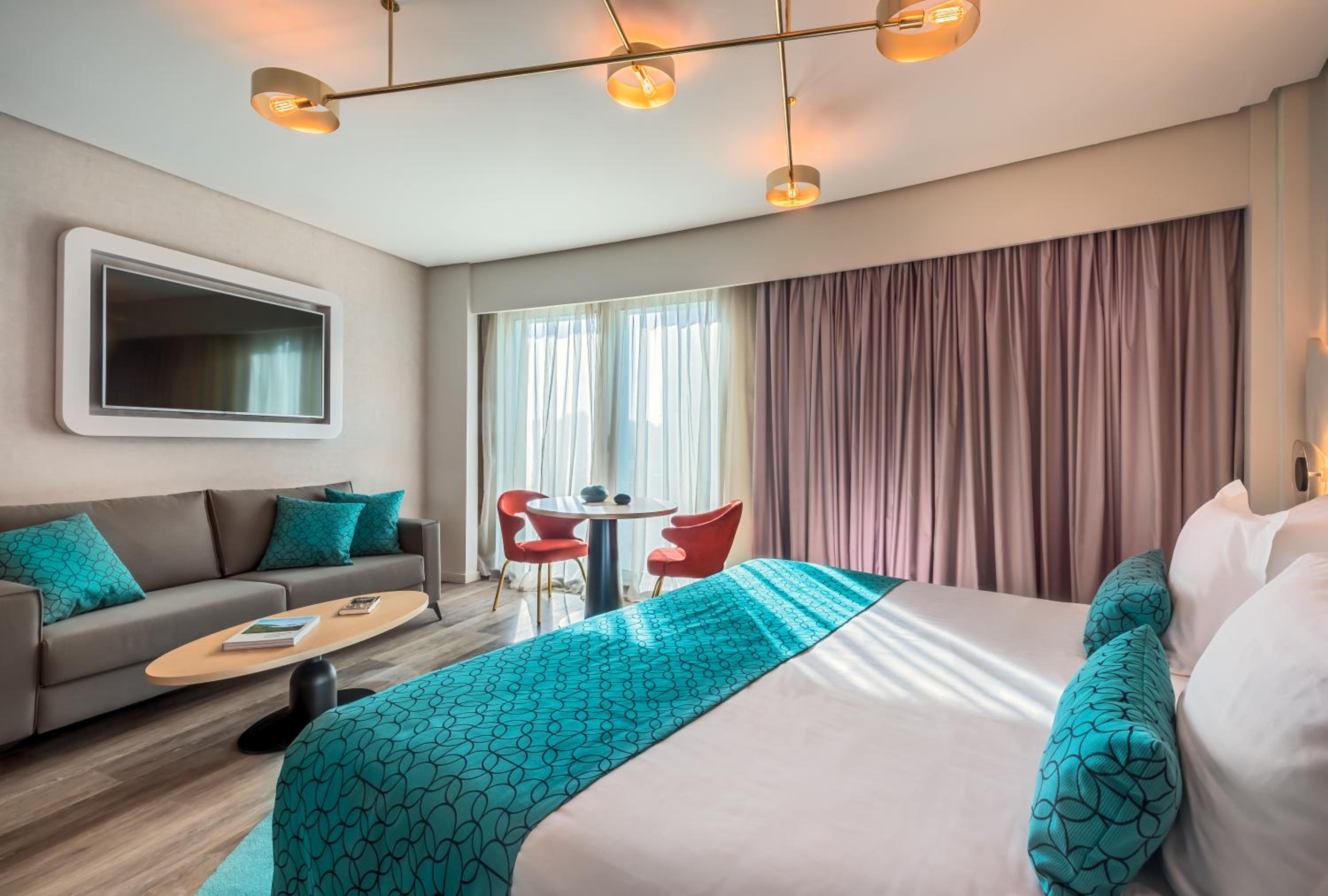 Deluxe Premium Room thumbnail 5
