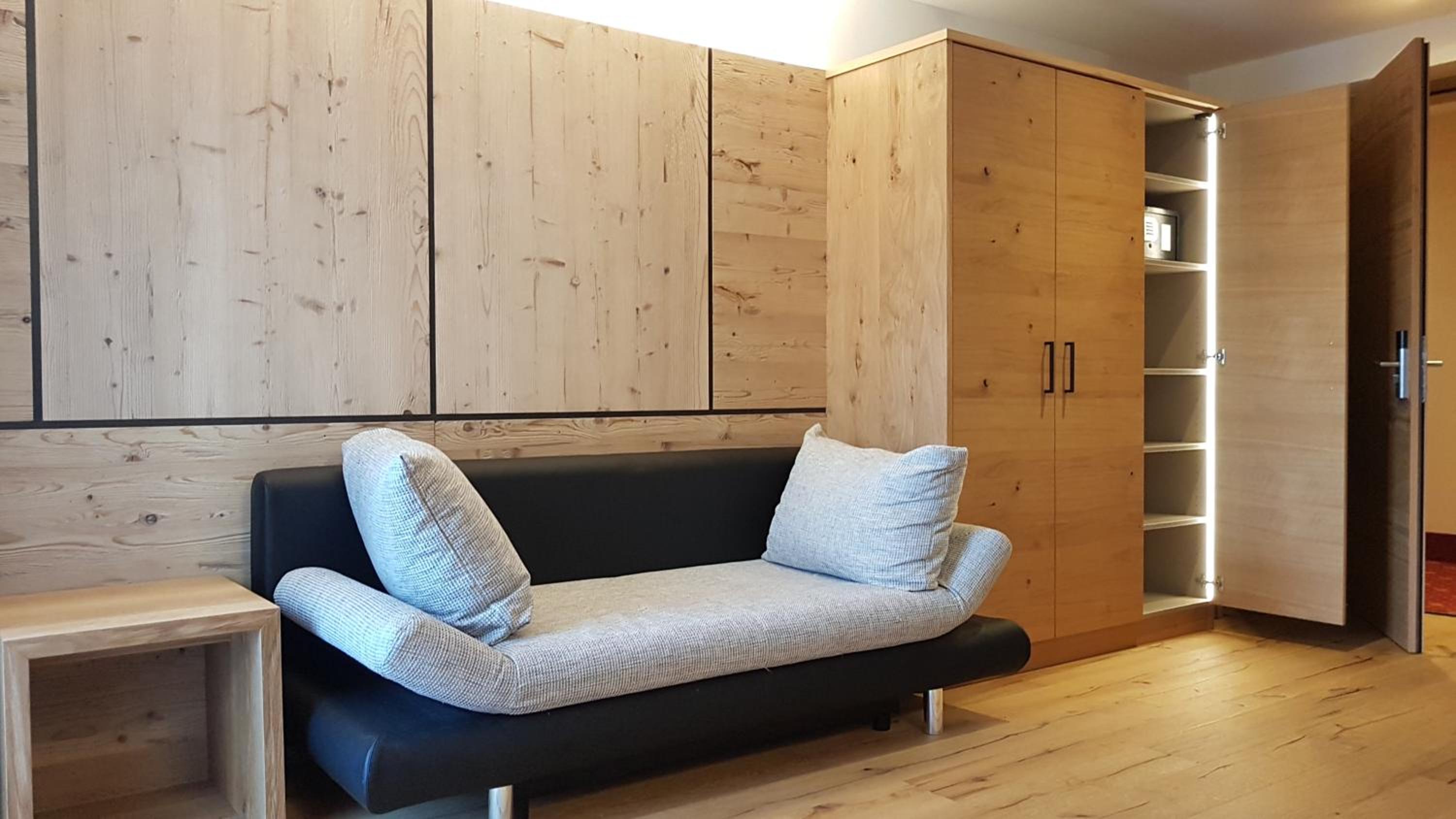 Junior Suite with Balcony - Photo 5