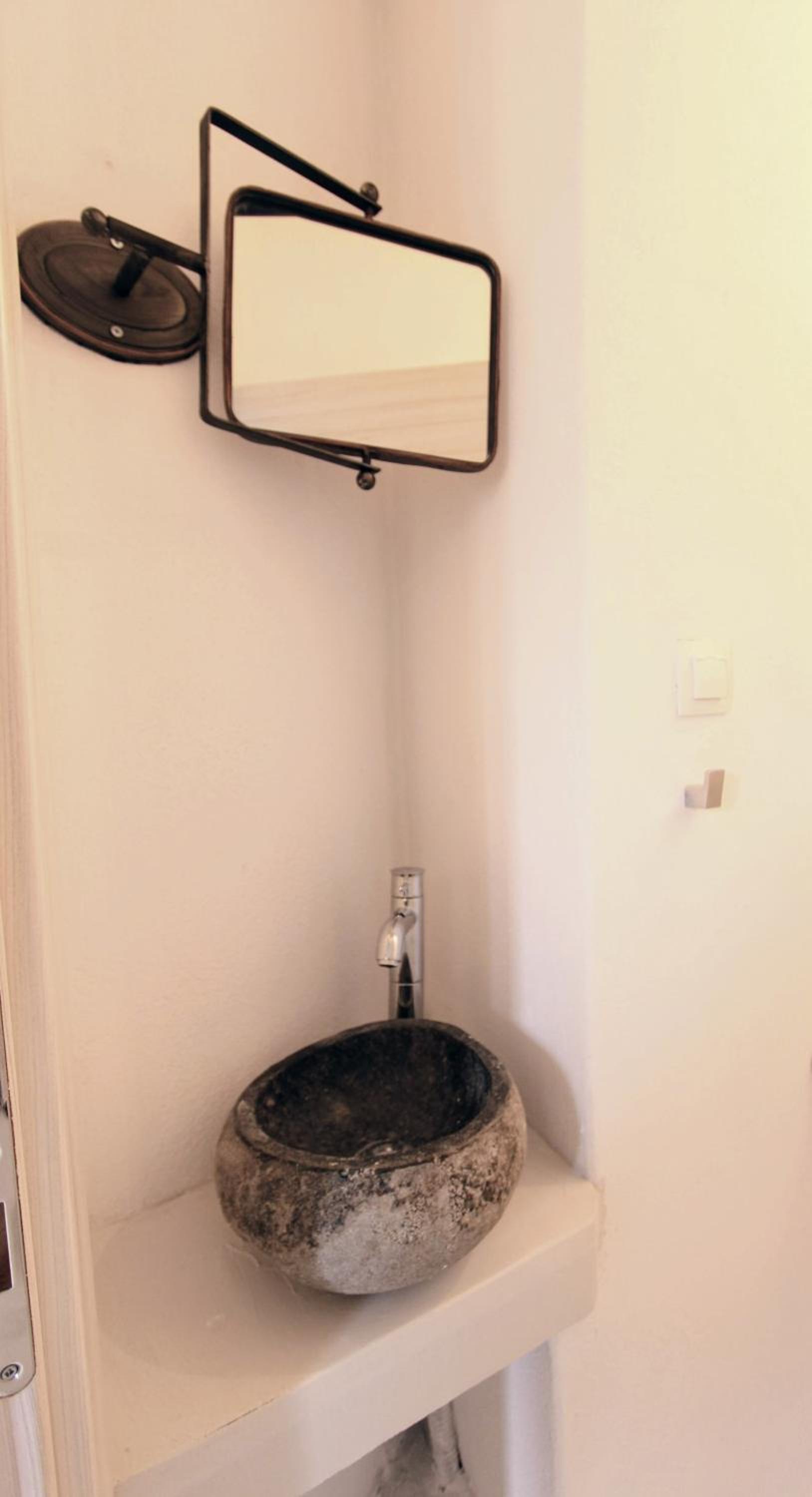 Deluxe Suite with Outdoor Hot Tub - Photo 6