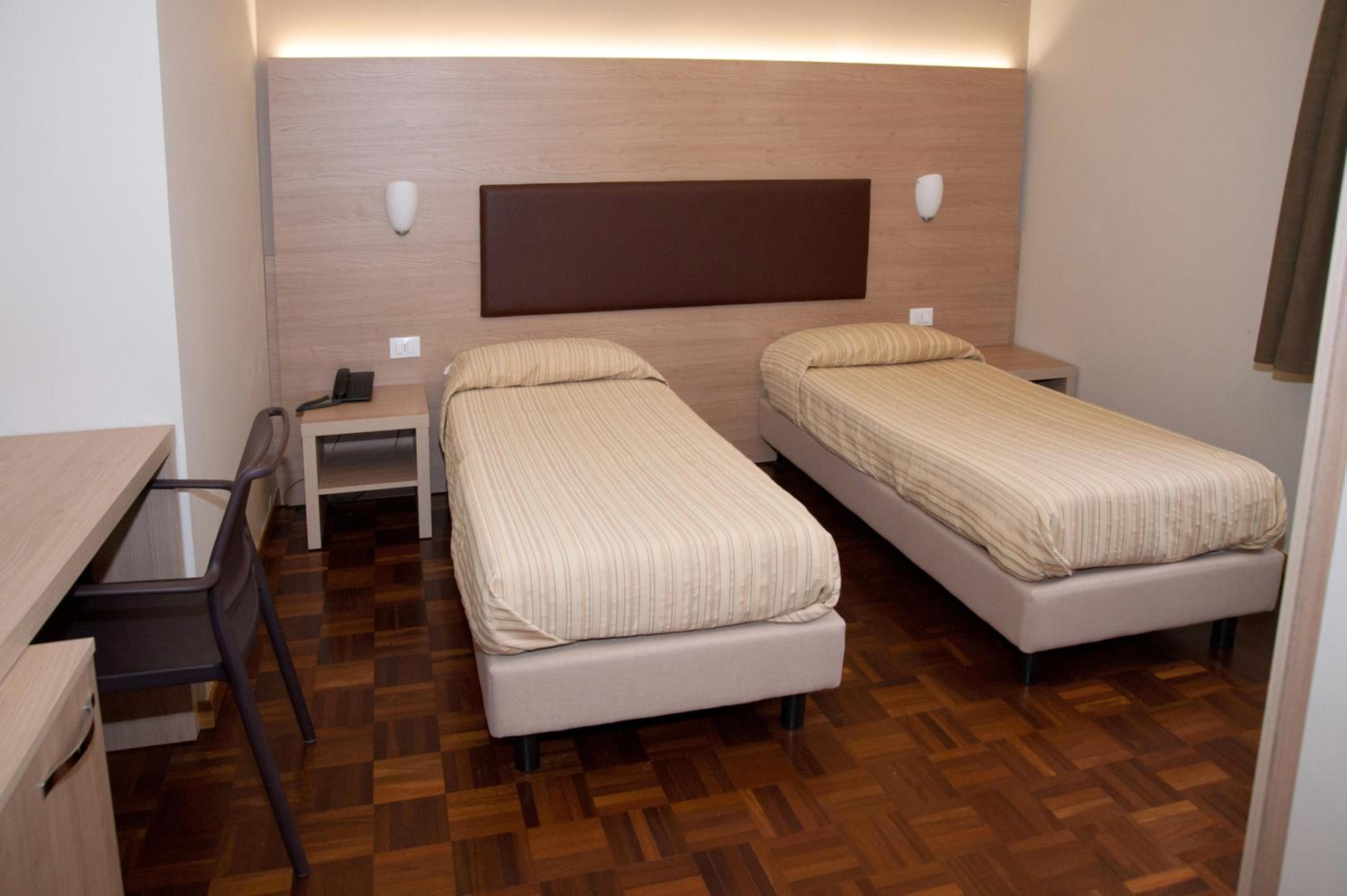 Twin Room - Photo 2