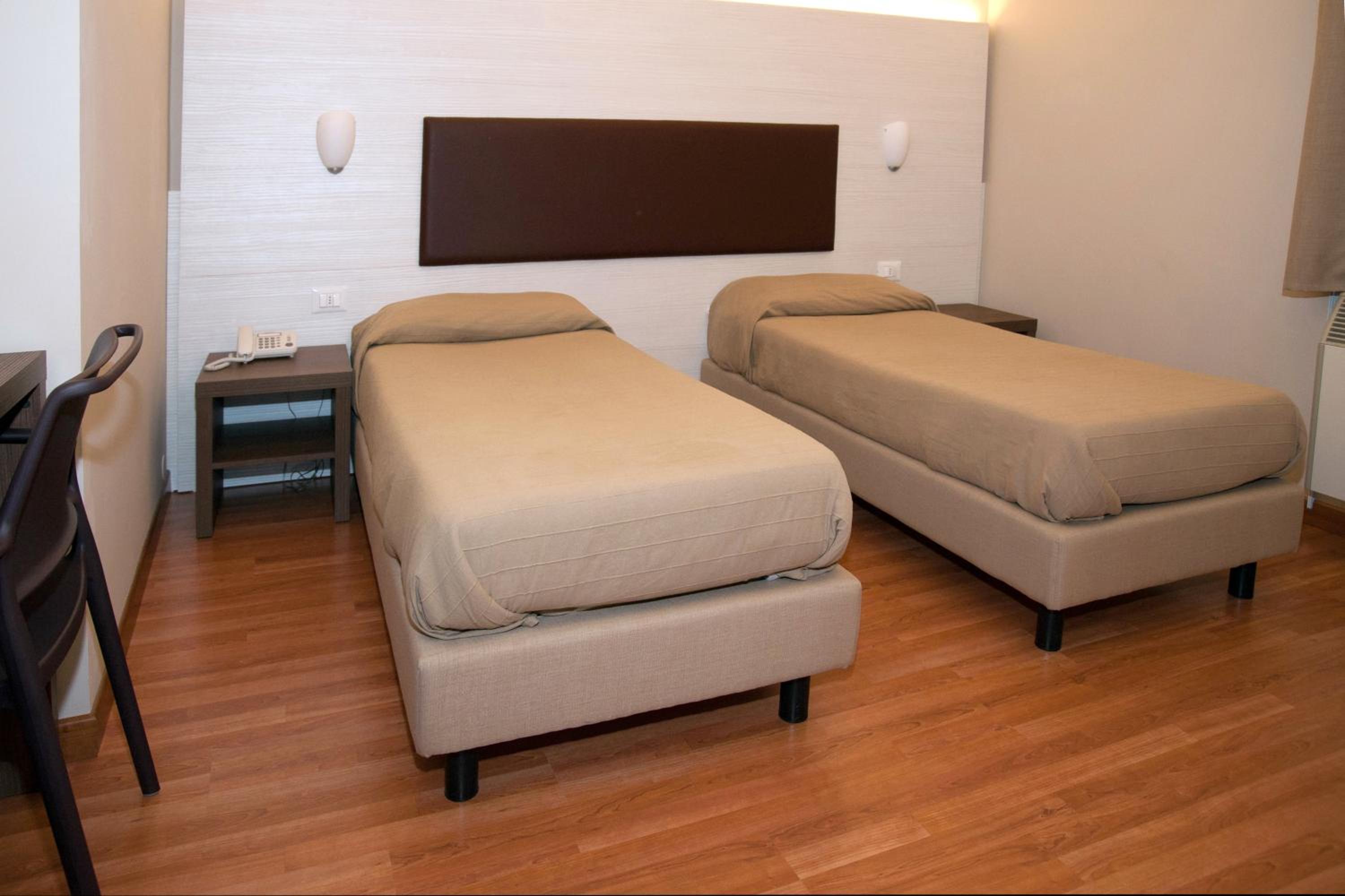 Twin Room - Photo 3