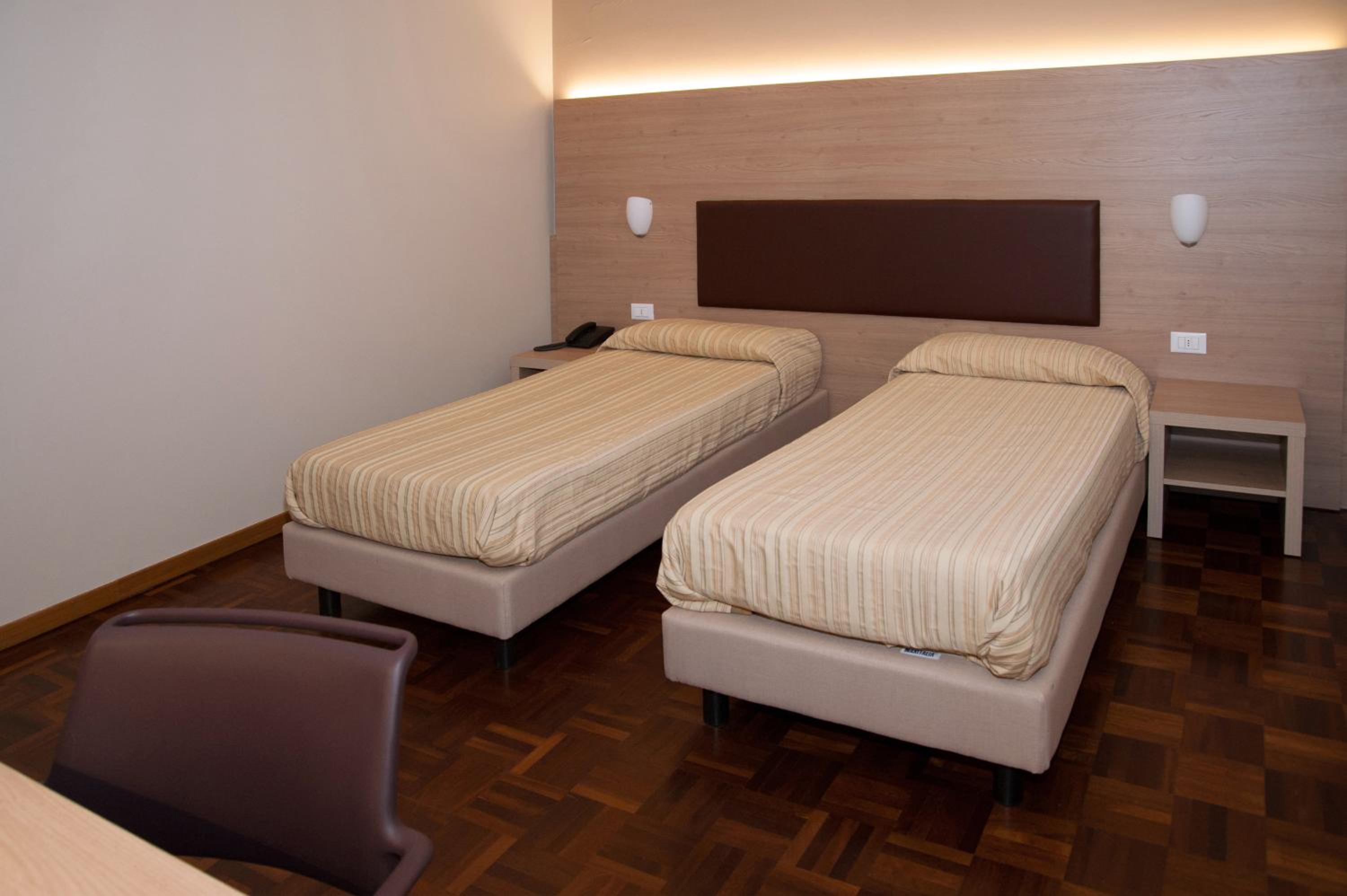 Twin Room - Photo 4