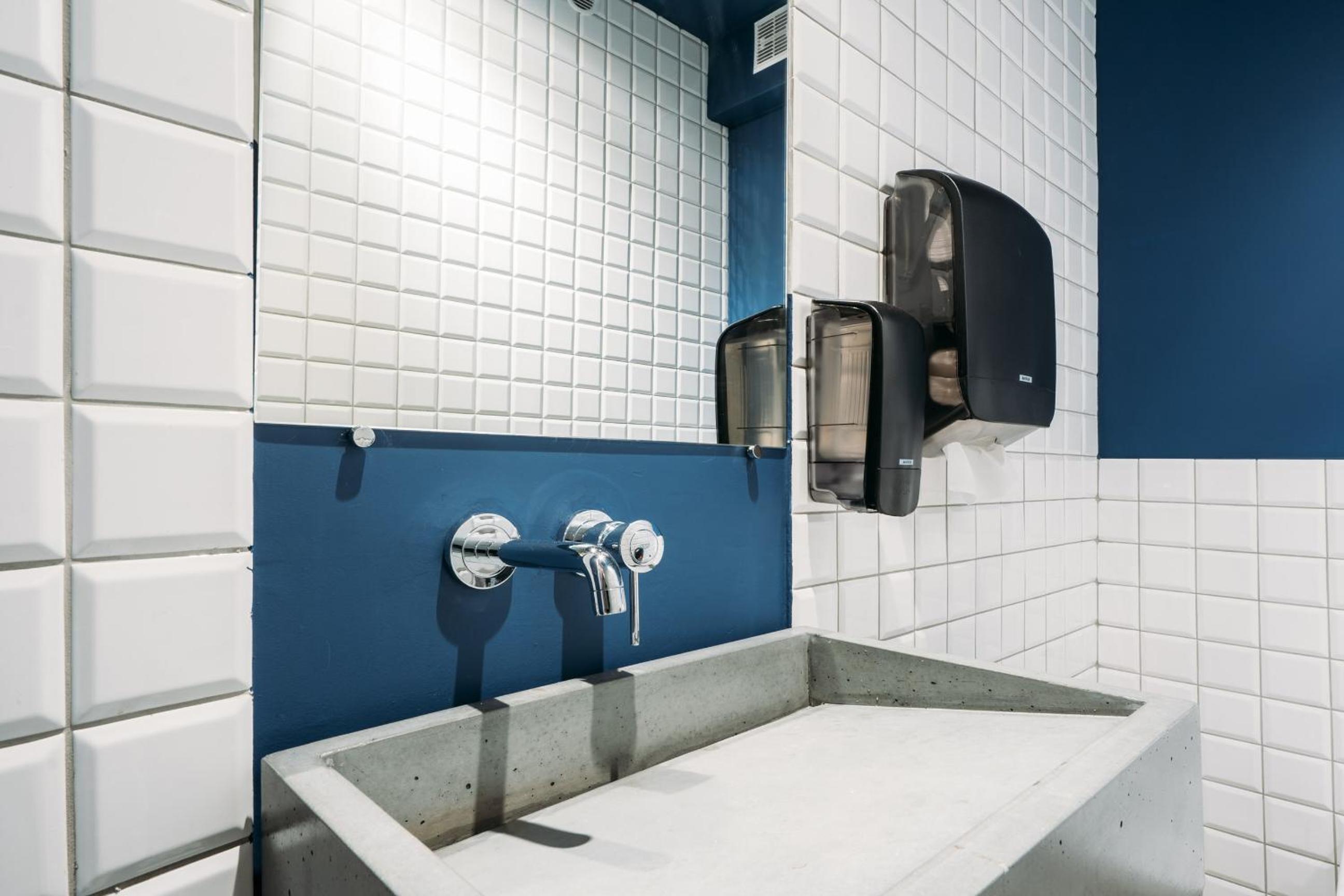 Single Bed in 12-Bed Dormitory Room photo 3