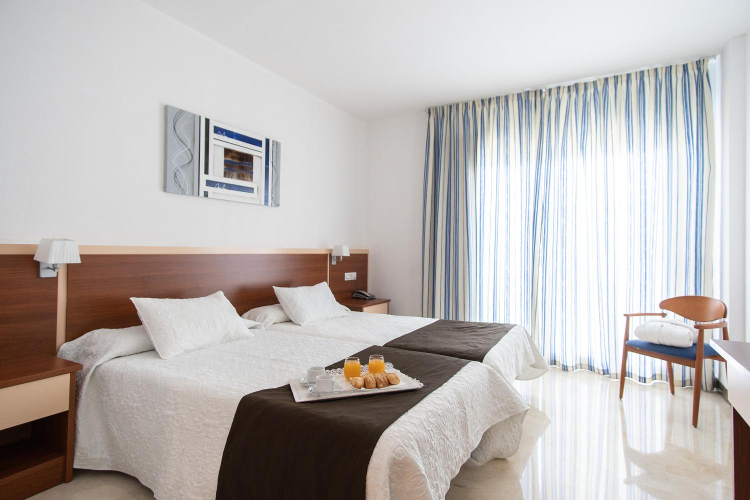 Twin Room thumbnail 5
