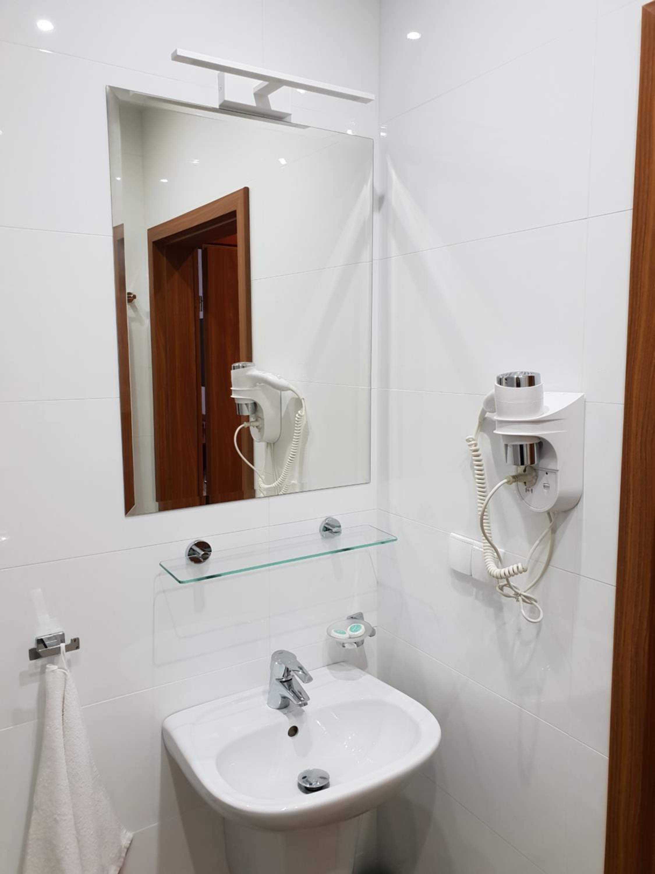 Double or Twin Room - Photo 9