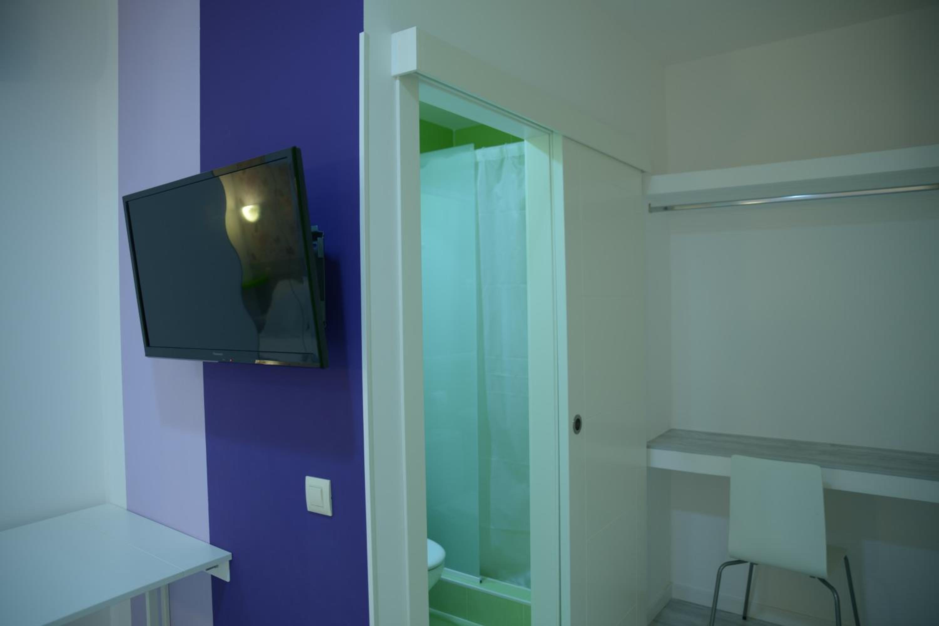 Double or Twin Room with Private Bathroom - Photo 10