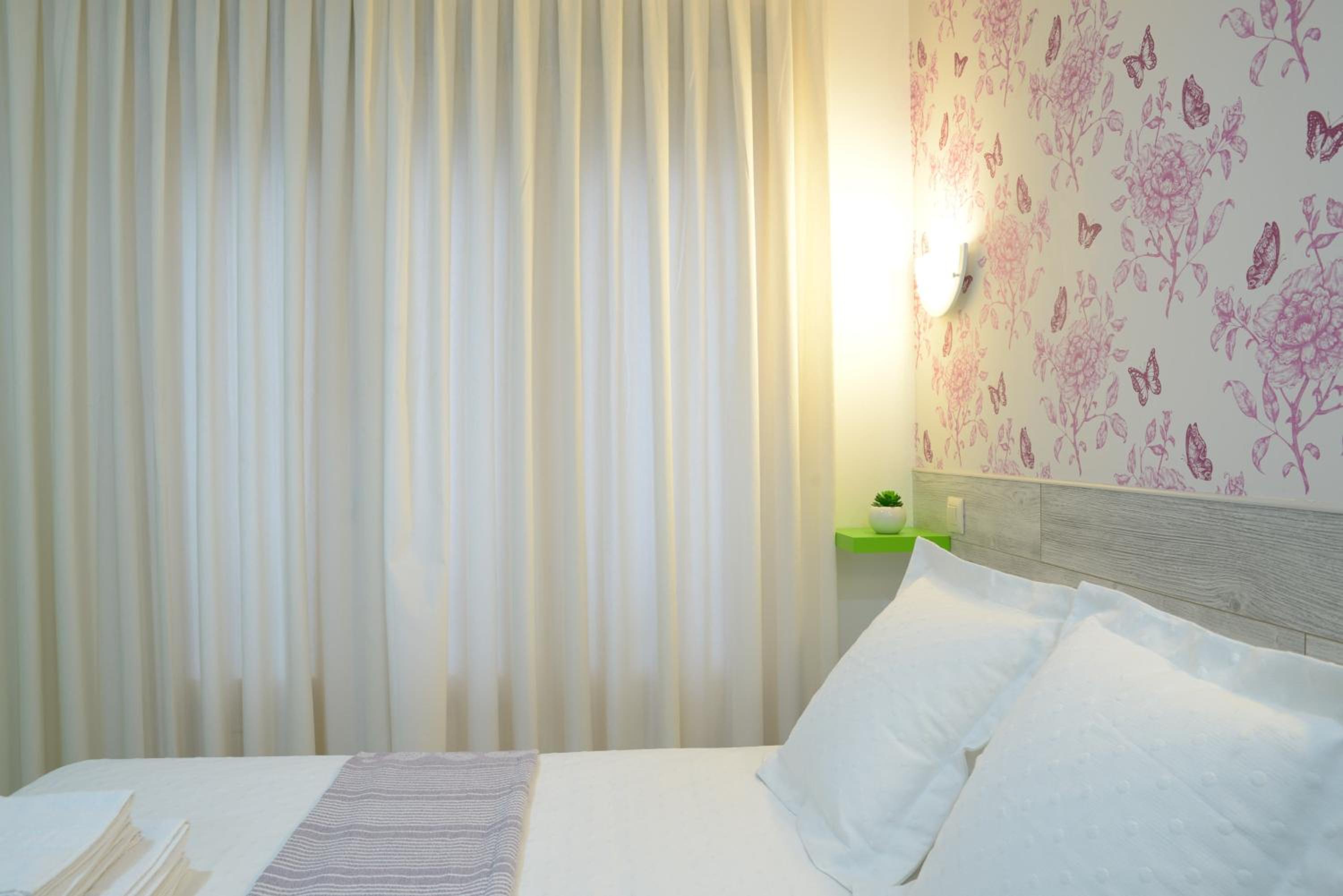 Double or Twin Room with Private Bathroom - Photo 9