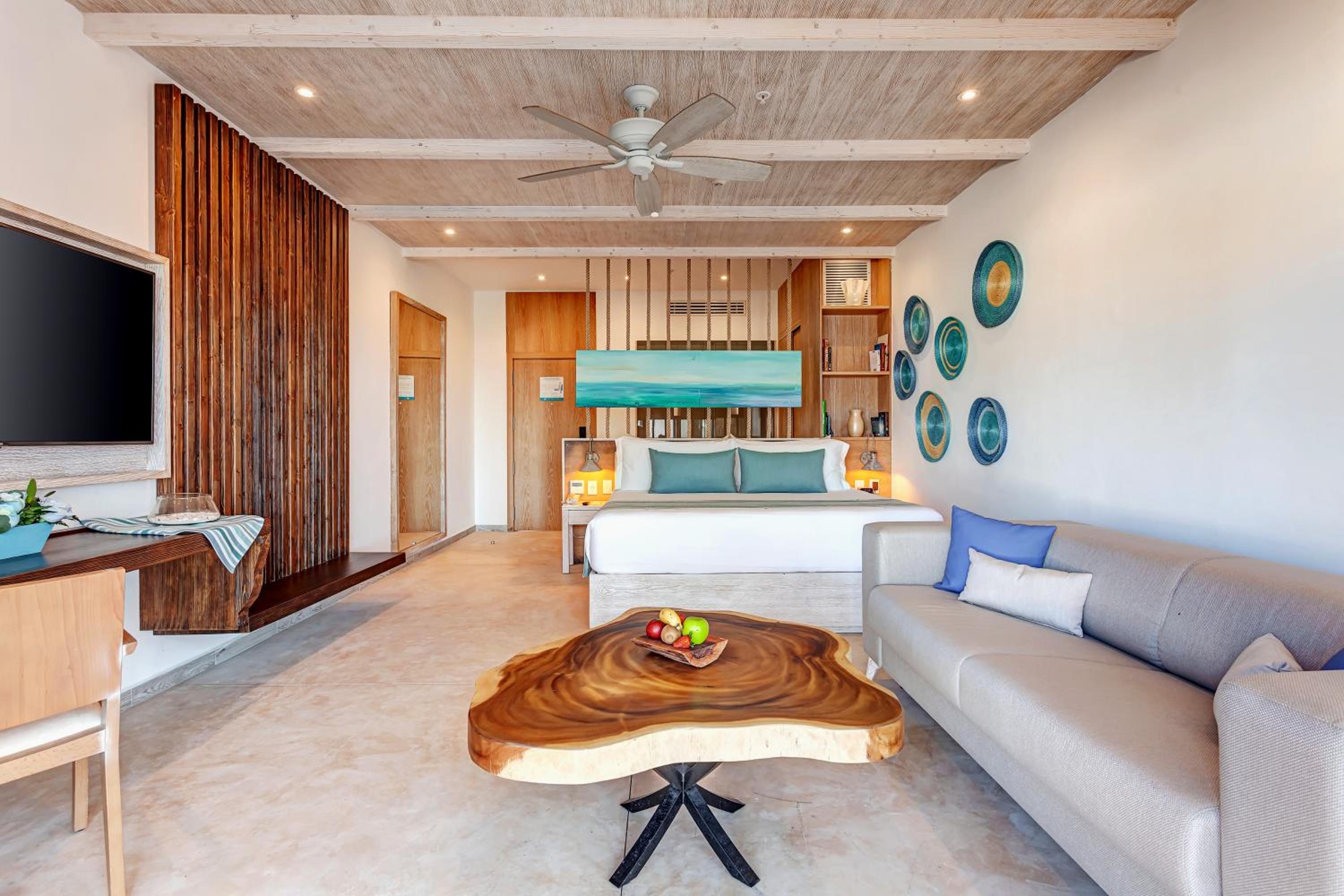 Deluxe Junior Suite con vista parcial al océano.