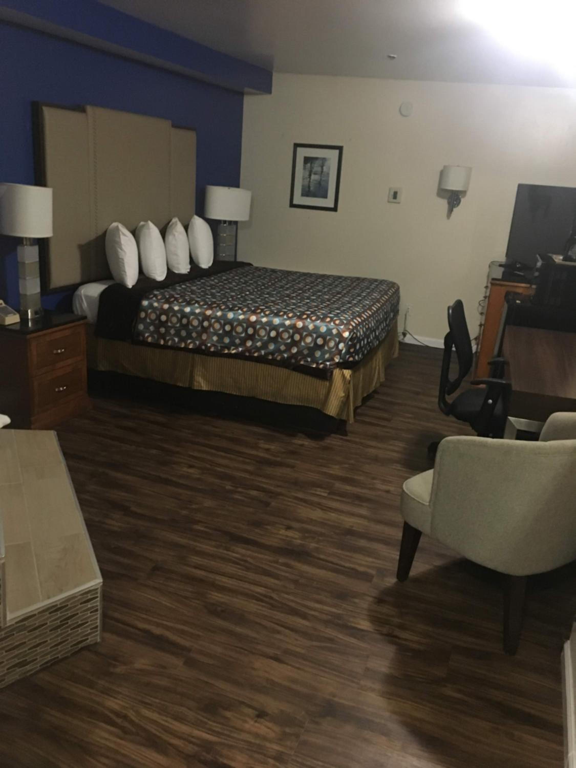 King Suite with Whirlpool - Non-Smoking - Photo 6