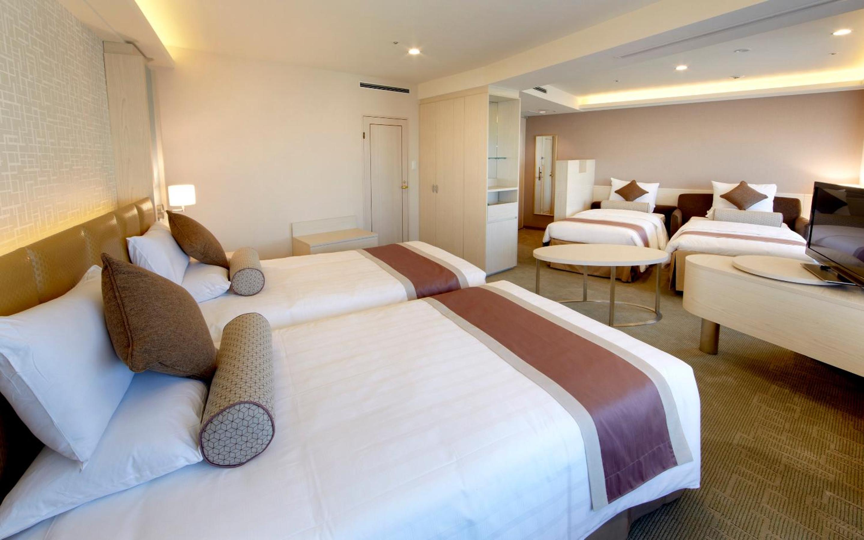 High Floor - Superior Twin Room (35th Floor) - Smoking - Photo 2