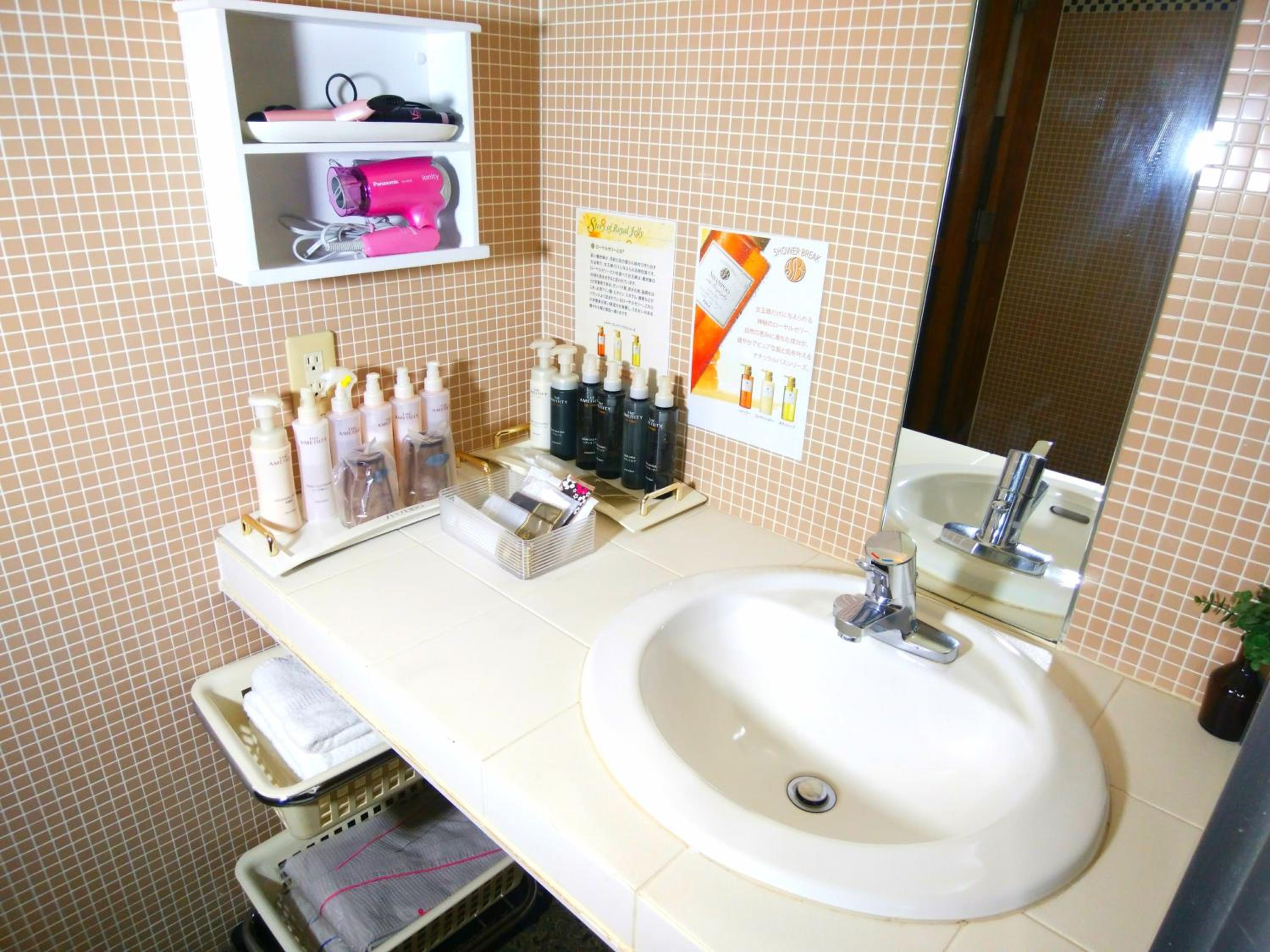 Standard King Room - Photo 11