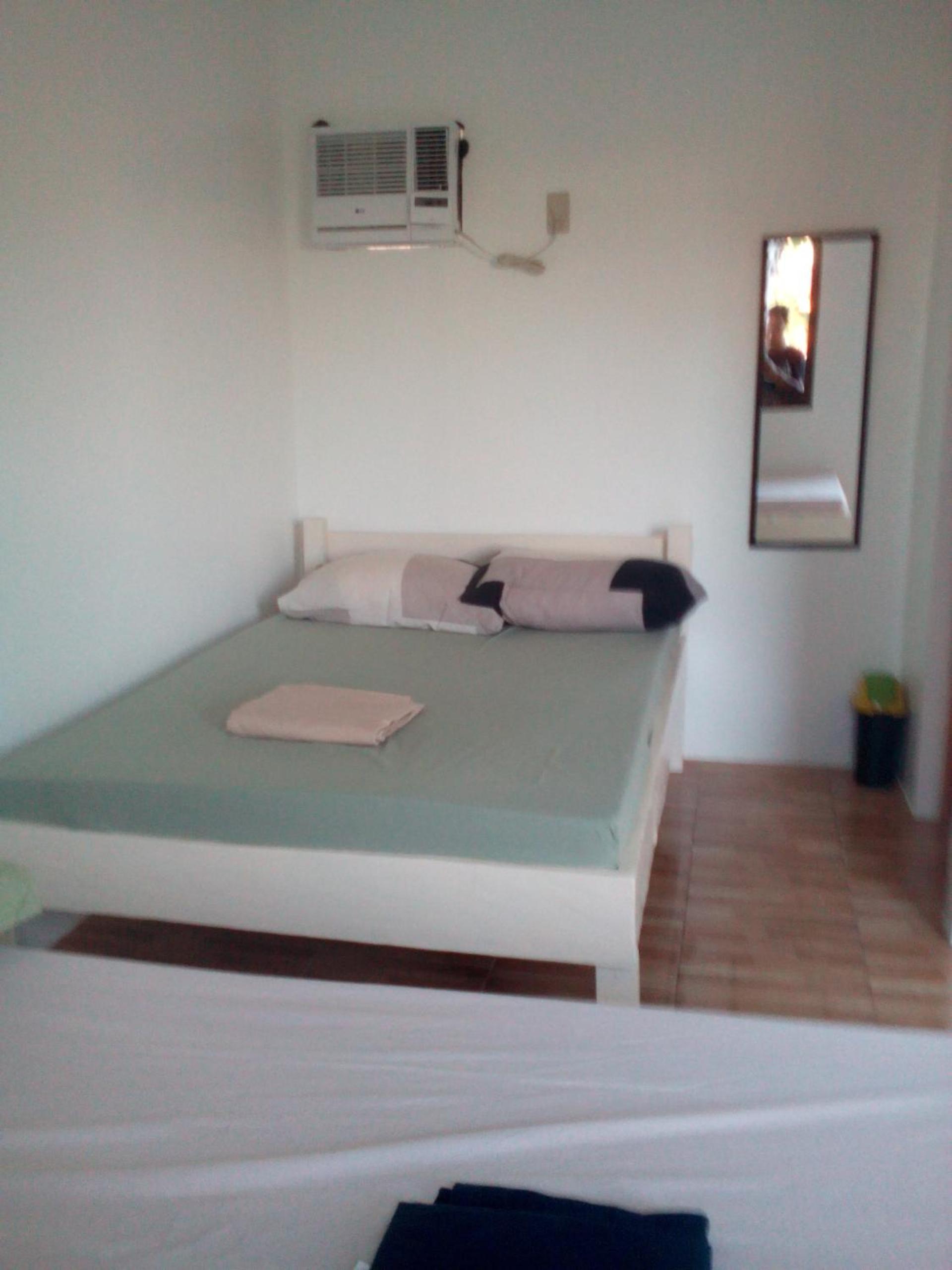 Six-Bedroom House photo 3