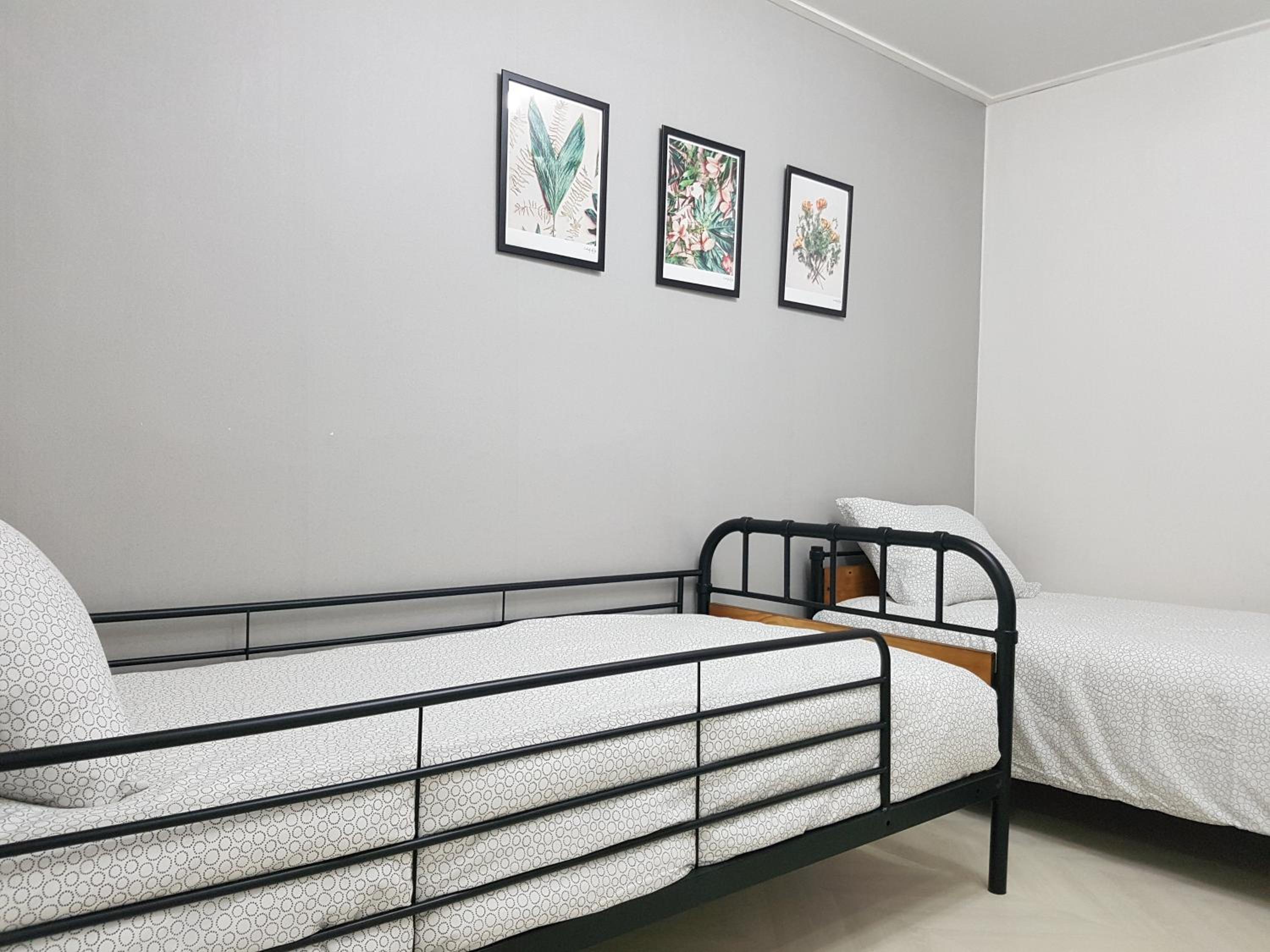 Standard Twin Room - Photo 6