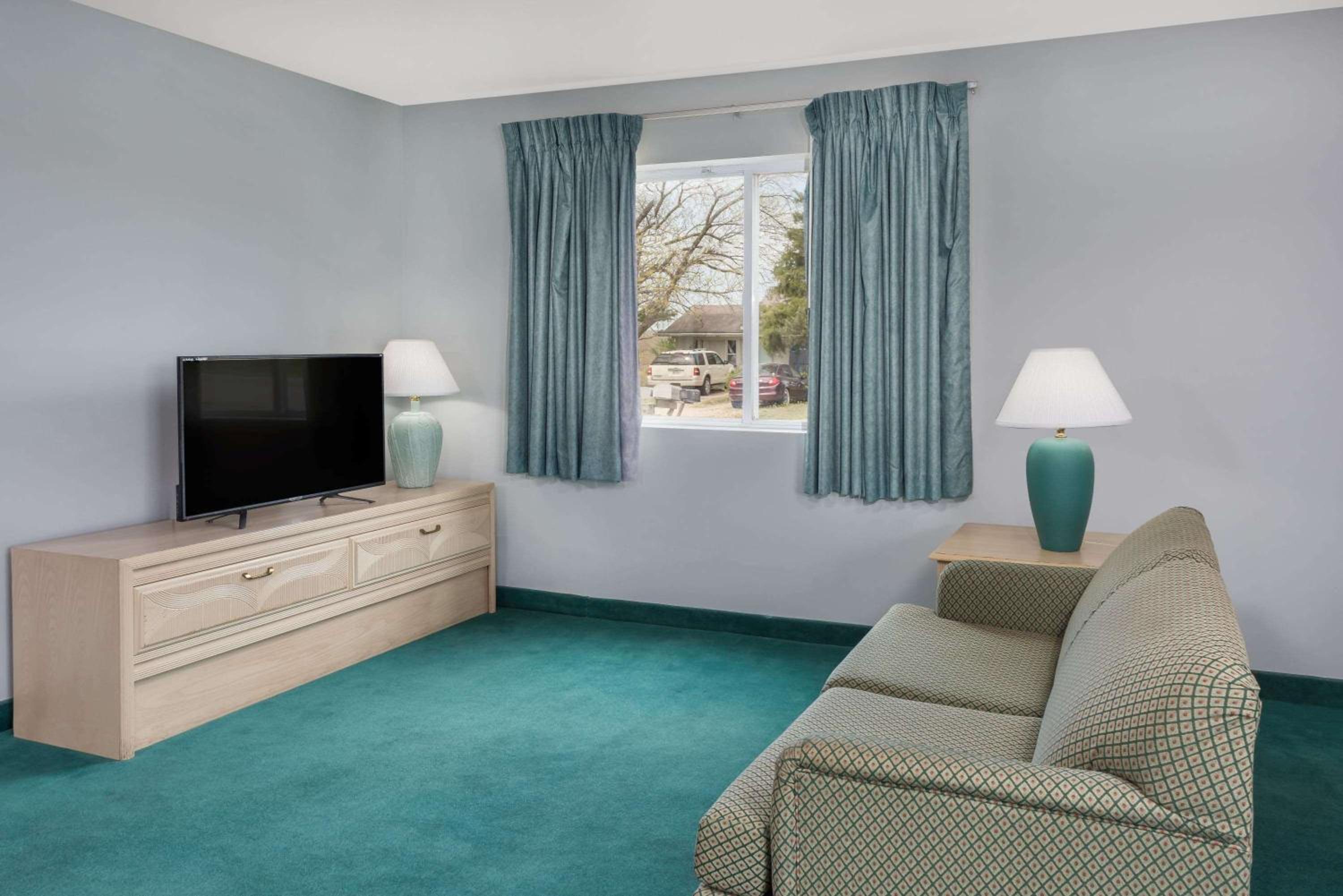 1 King Bed, Deluxe Studio Suite, Non-Smoking  - Photo 2