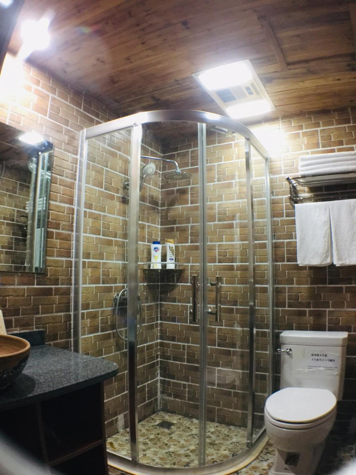 Deluxe Queen Room- (free pick-up from Huangshan North Railway Station and Huangshan Tunxi Airport + afternoon tea) photo 2