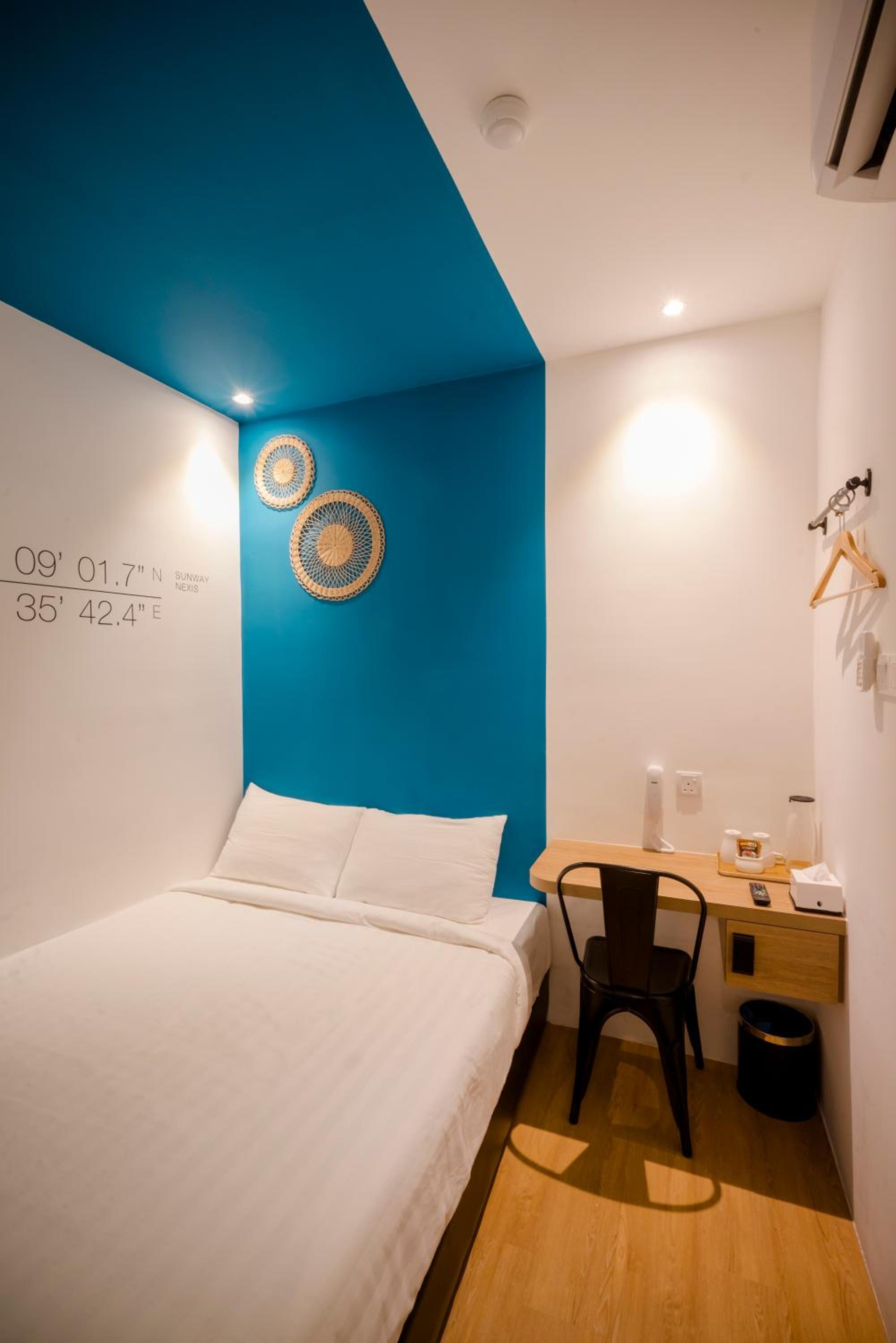 Standard Queen Room (No Window) - Photo 3