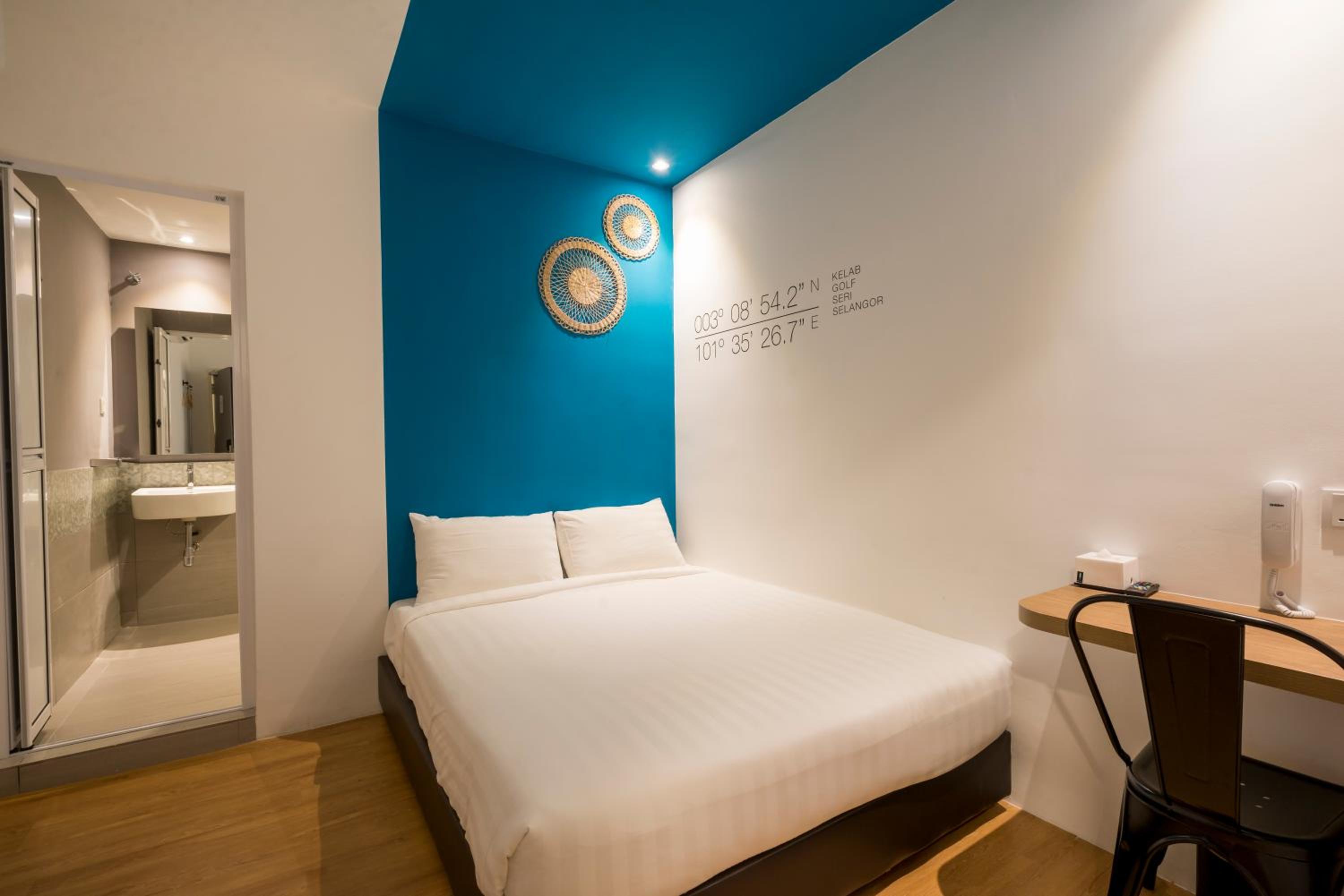 Deluxe Queen Room (No Window) - Photo 3
