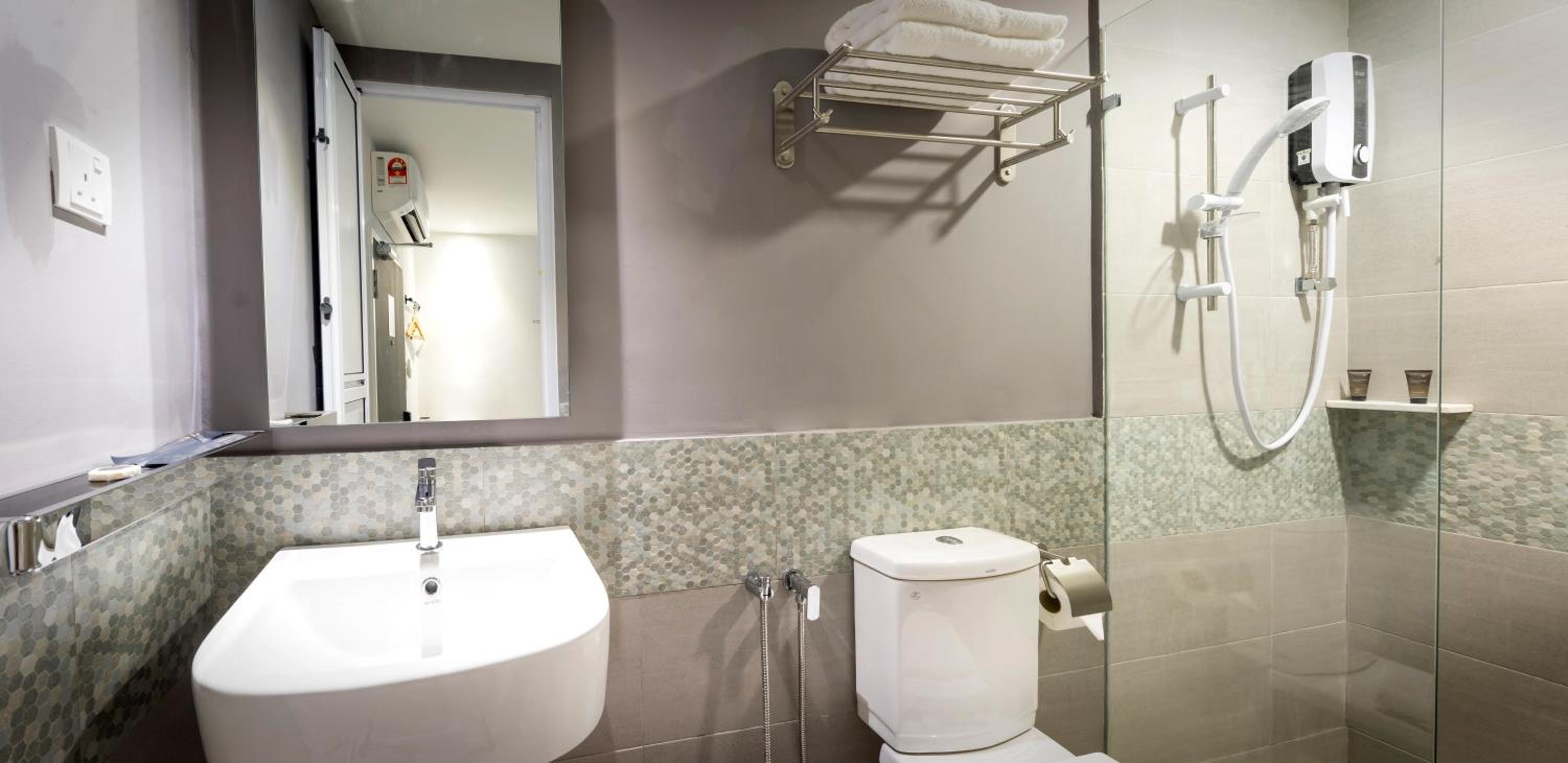 Standard Queen Room (No Window) - Photo 1