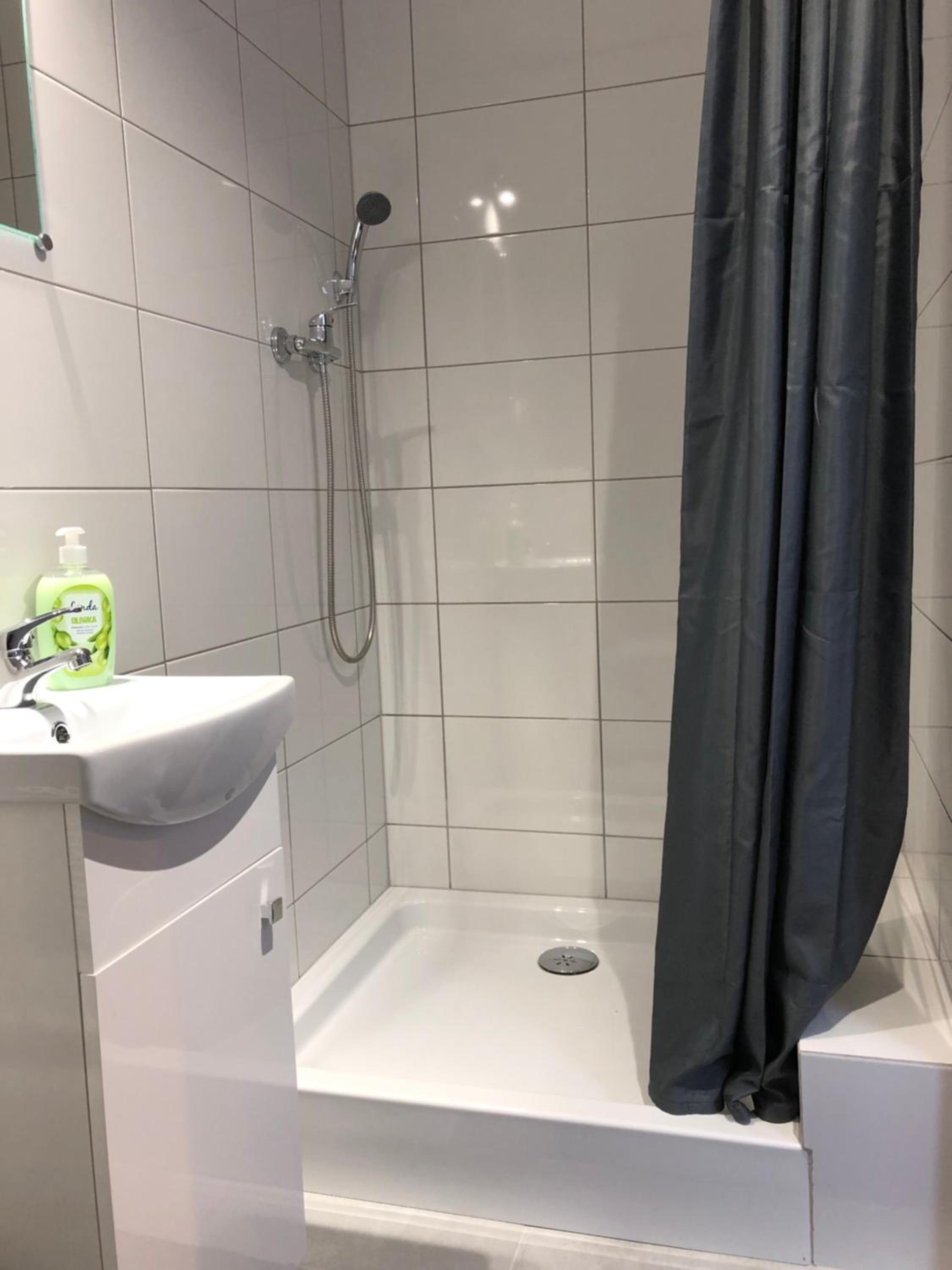 Twin Room with Bathroom - Photo 4