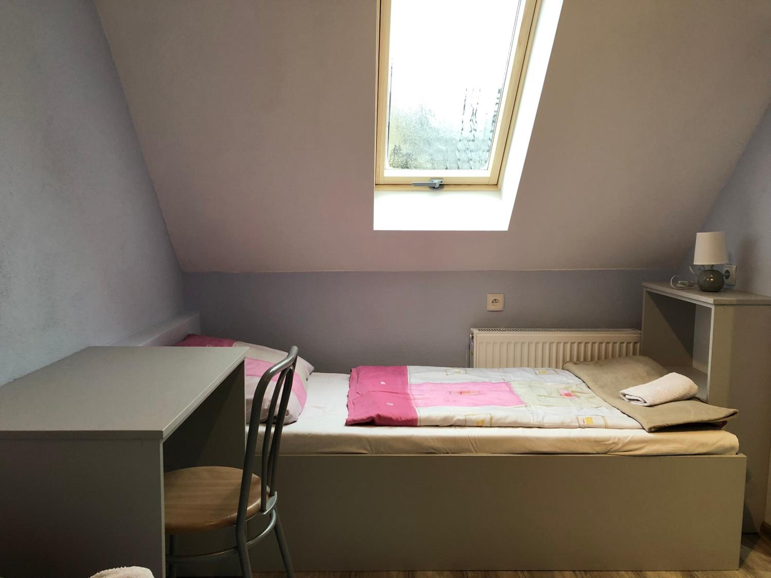 Twin Room with Bathroom - Photo 5