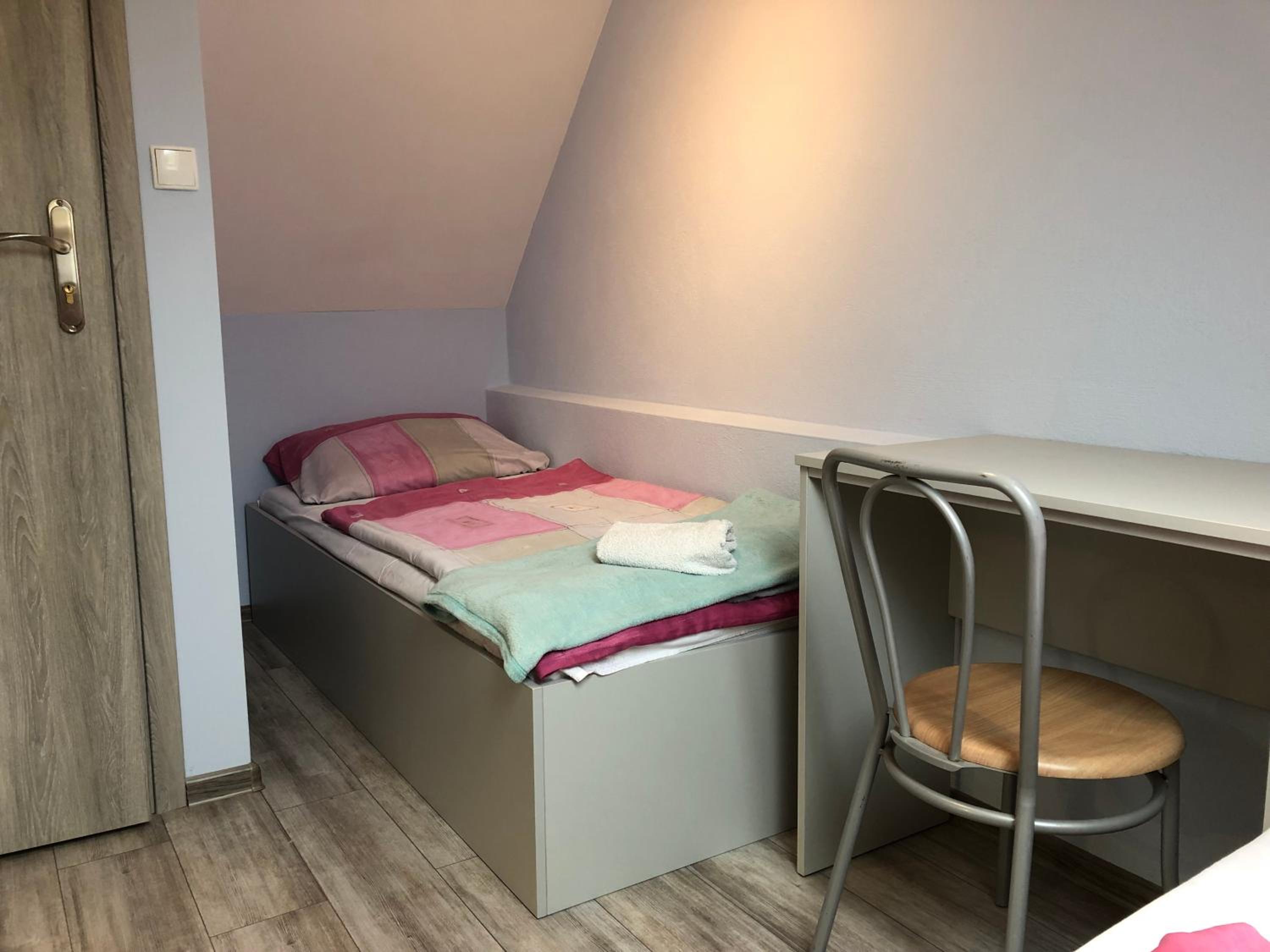 Twin Room with Bathroom - Photo 2