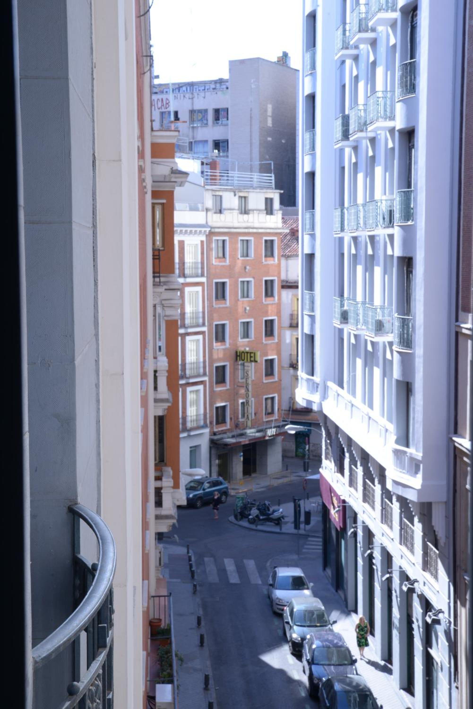 Double Room with Balcony - Photo 4