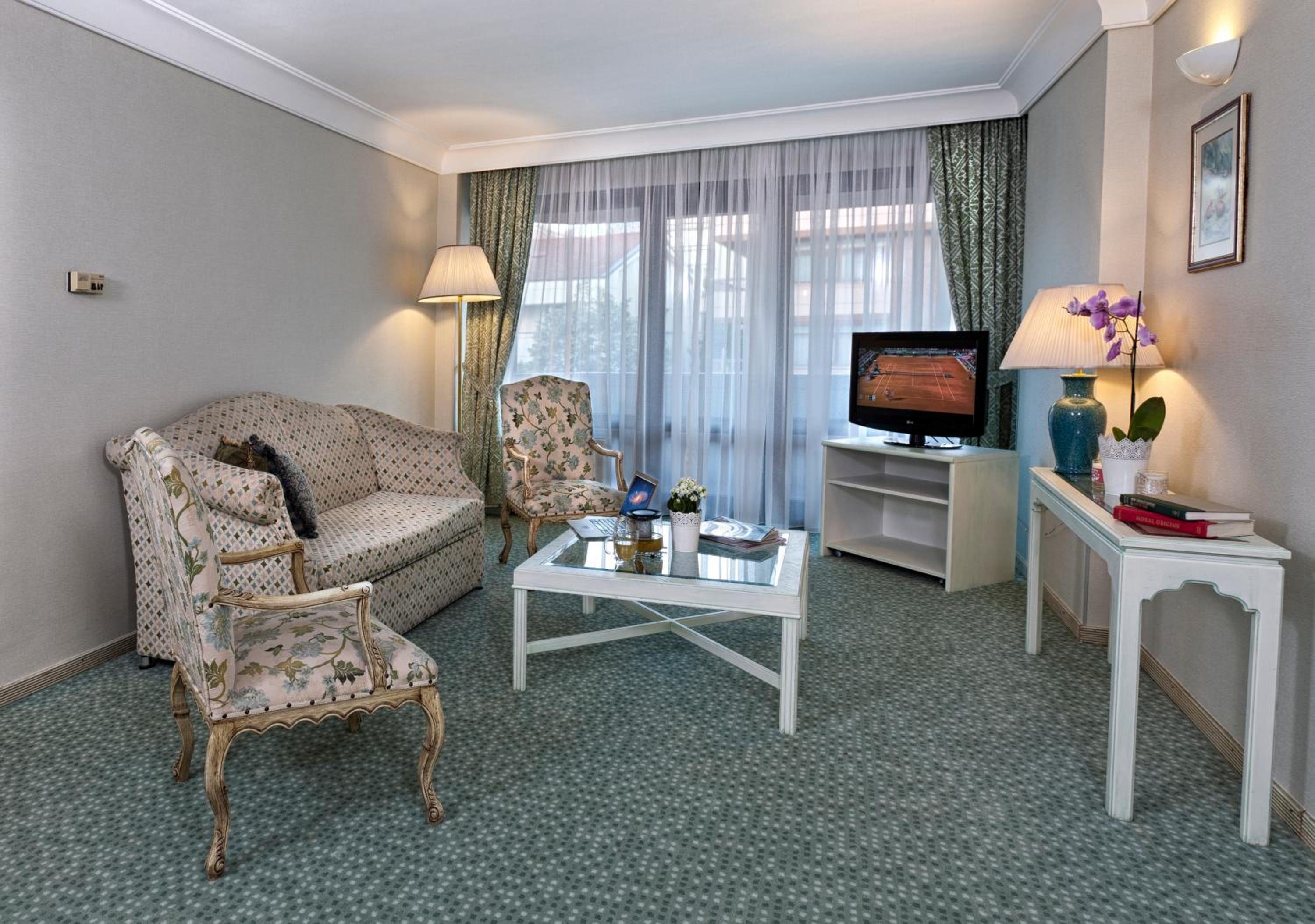 Two-Bedroom Apartment (4 Adults)