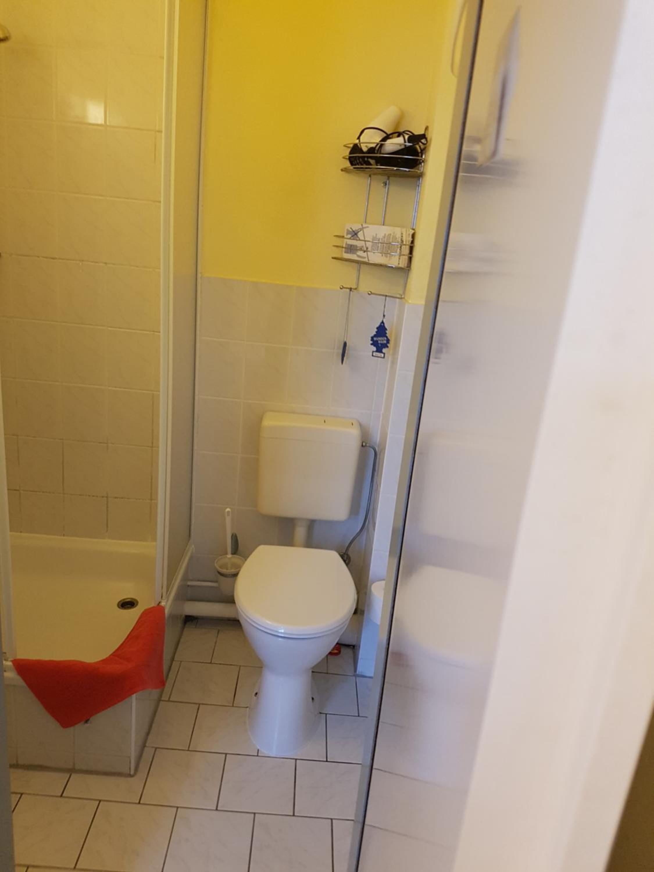 Single Room with Bathroom photo 2