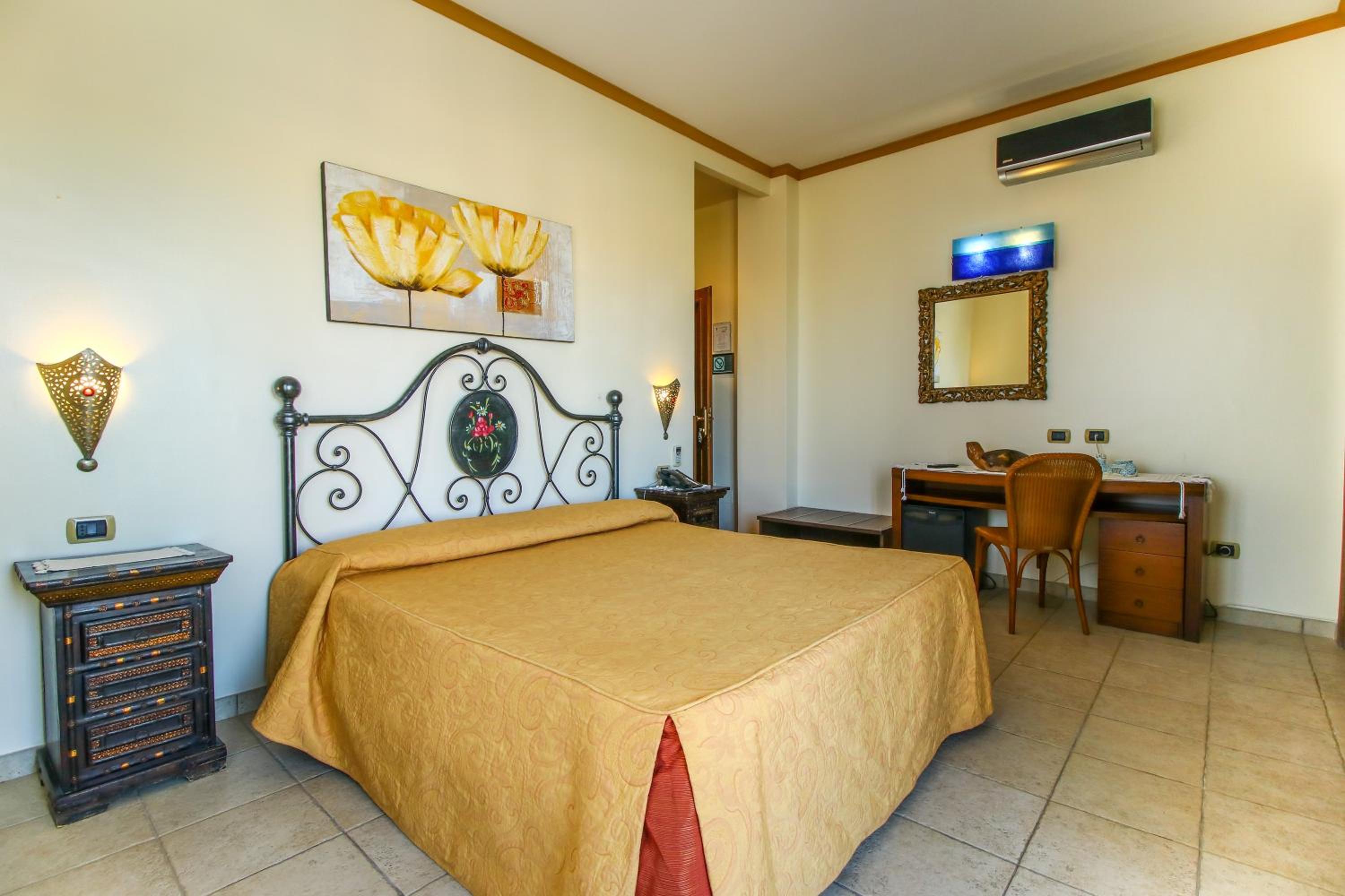 Double Room with Balcony and Sea View photo 3