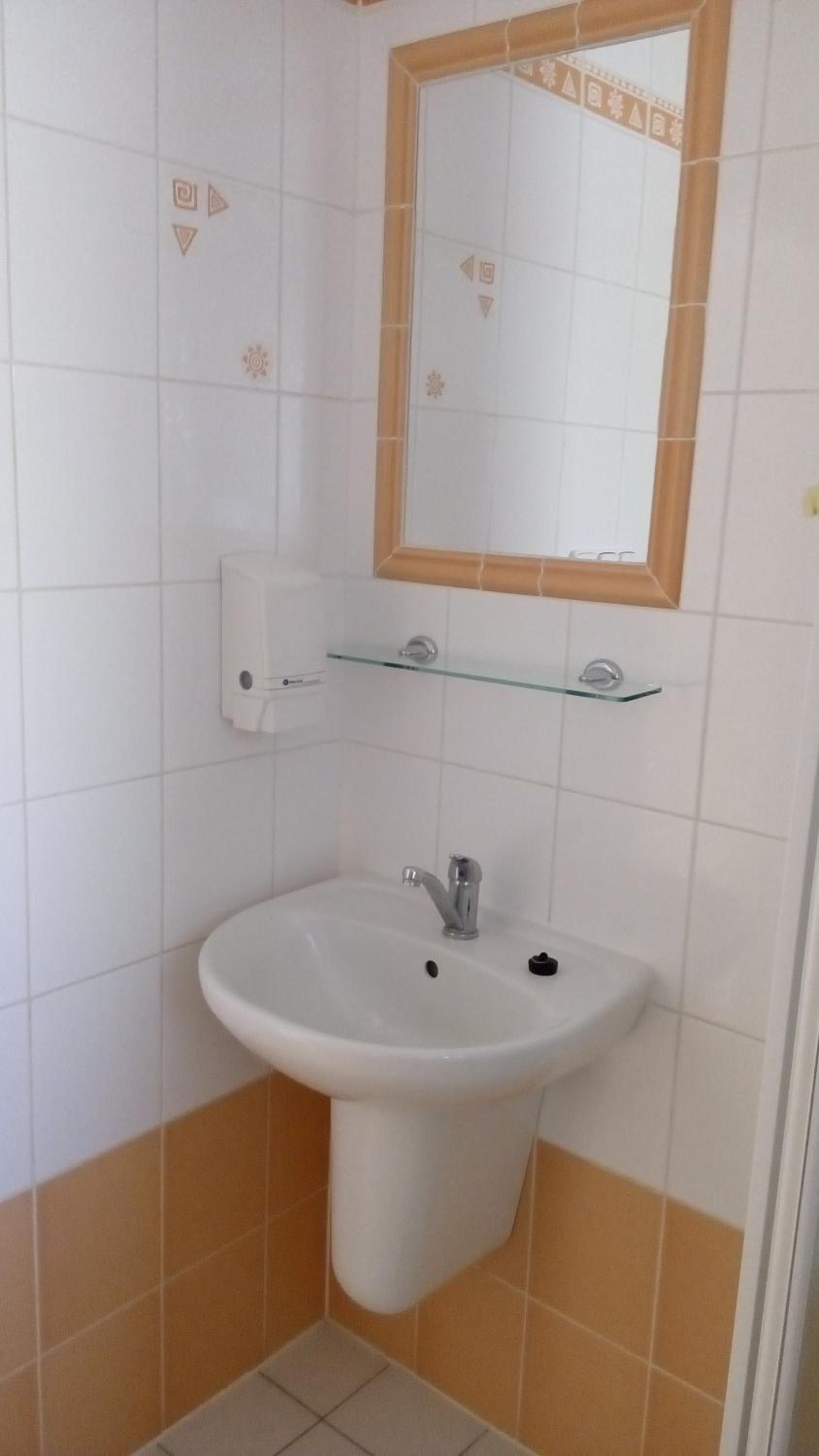 Standard Twin Room with Shared Bathroom photo 3