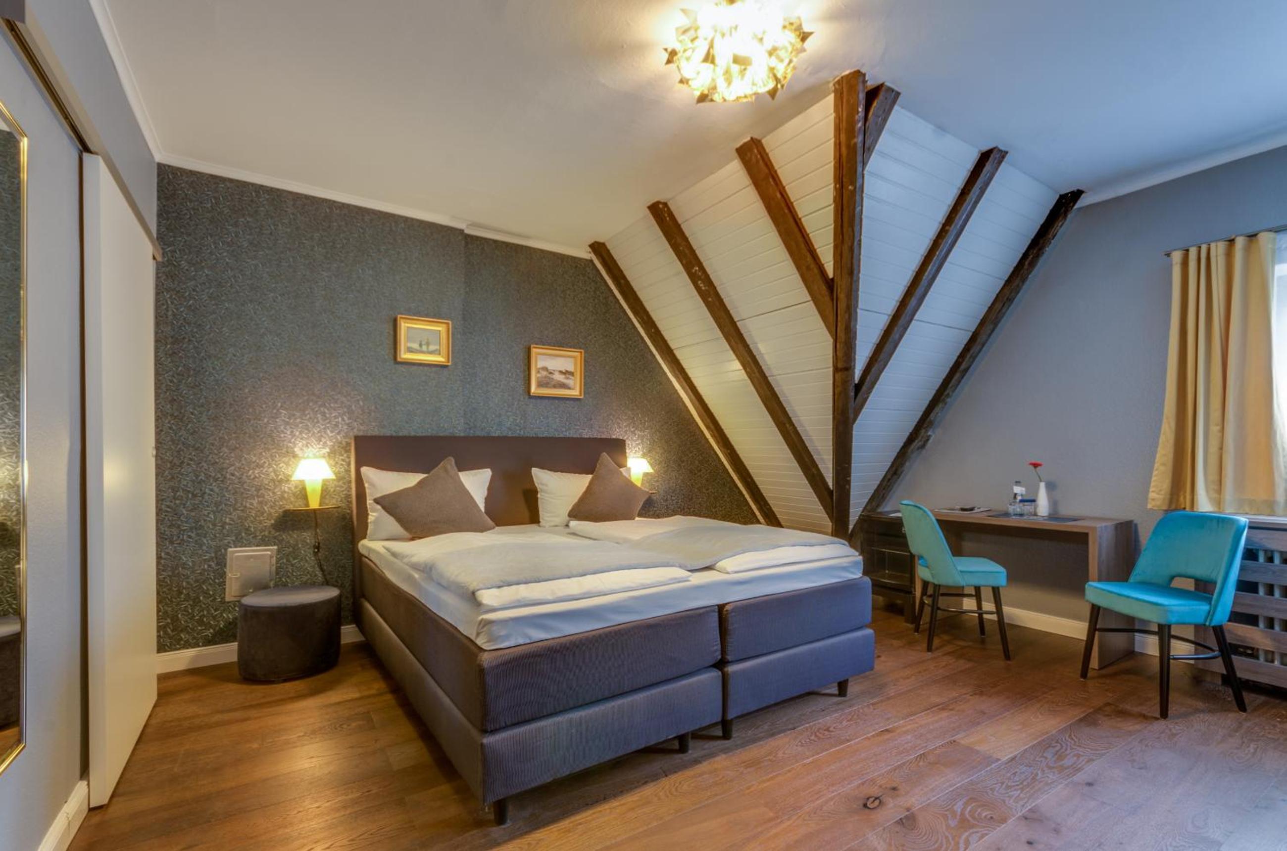 Deluxe Double Room with Shower and Partial Garden View - Photo 1
