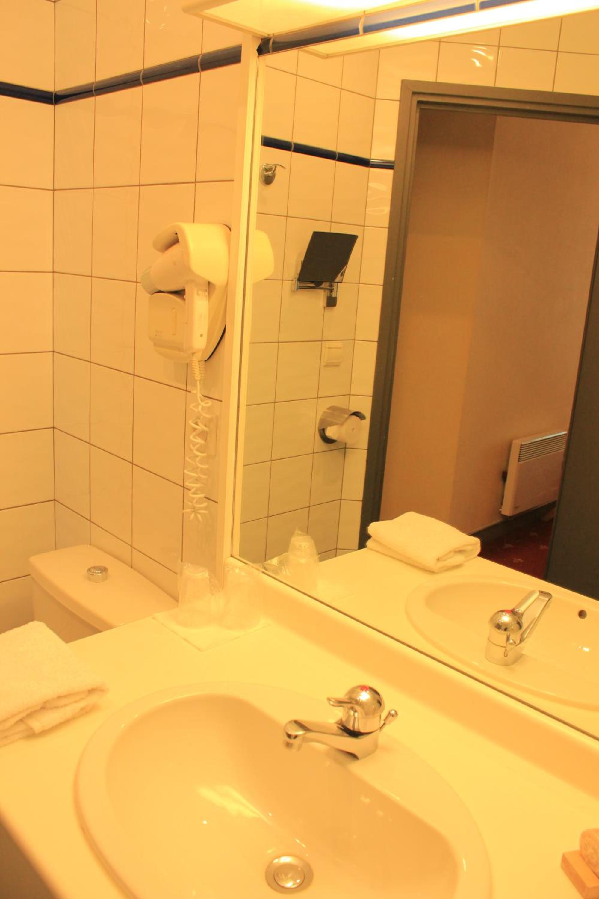 Standard Double Room - Photo 7