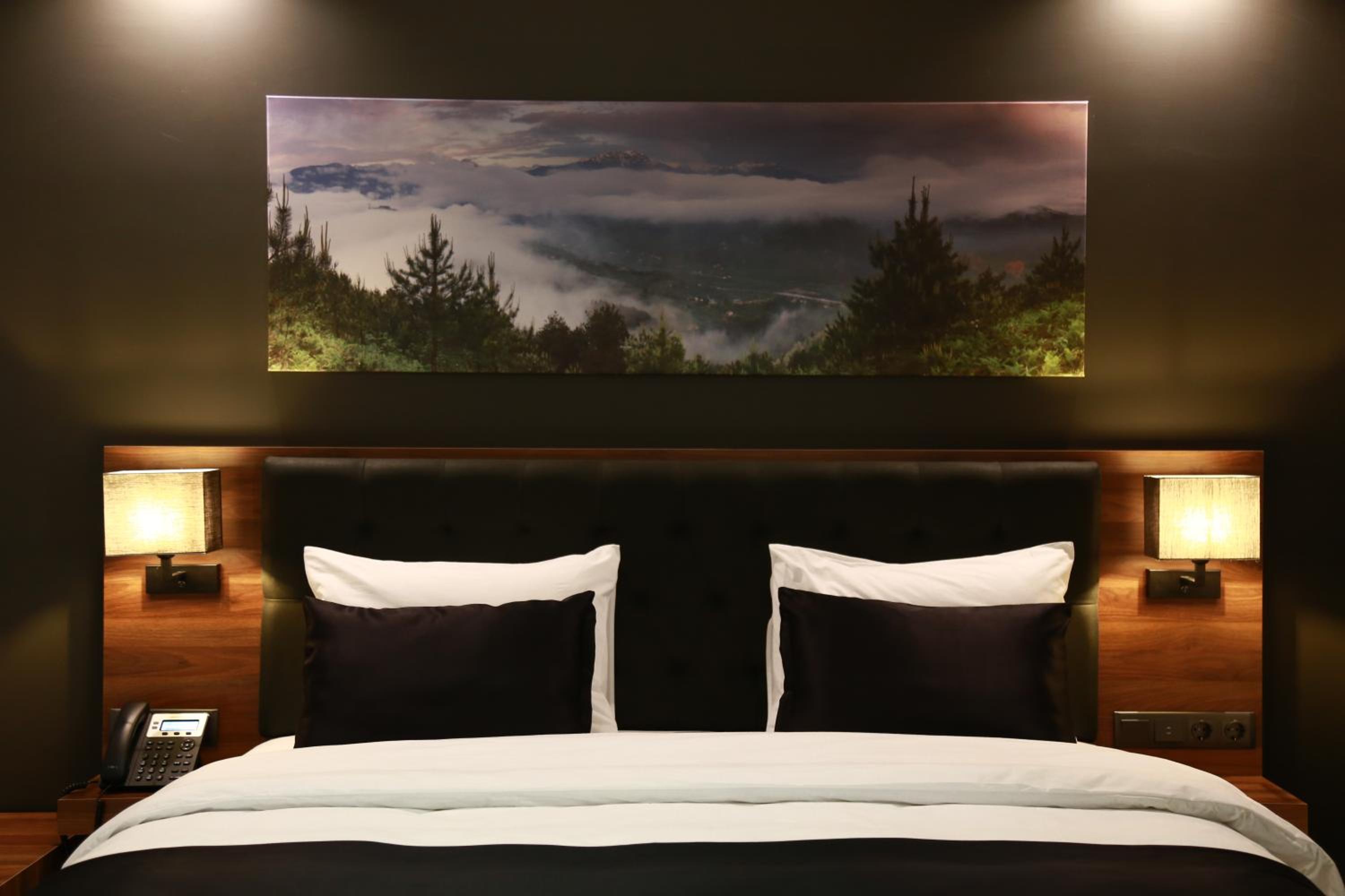 Deluxe Double Room with Shower - Photo 4