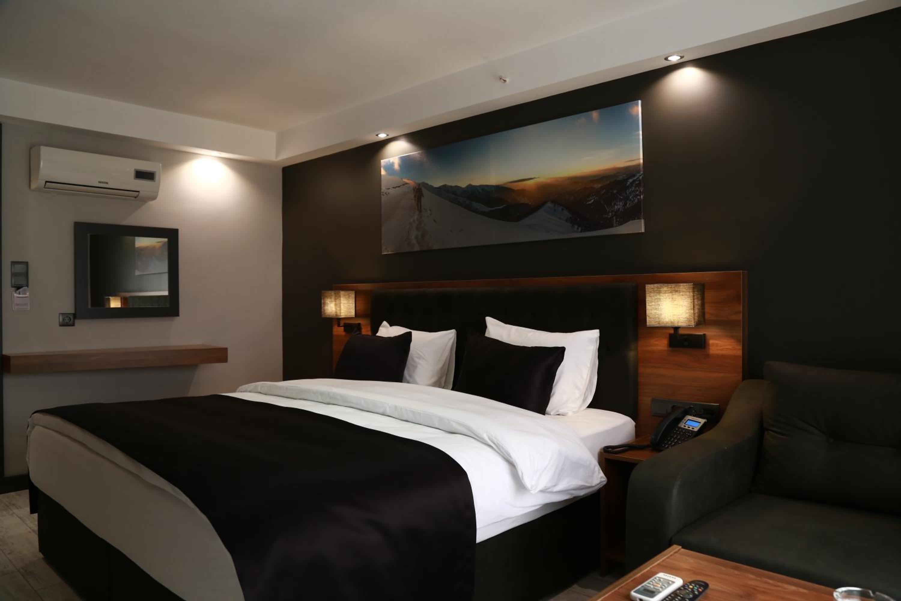 Deluxe Double Room with Shower - Photo 7