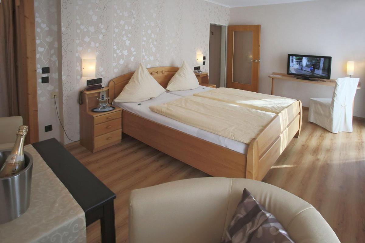 Double Room with Balcony - Photo 2