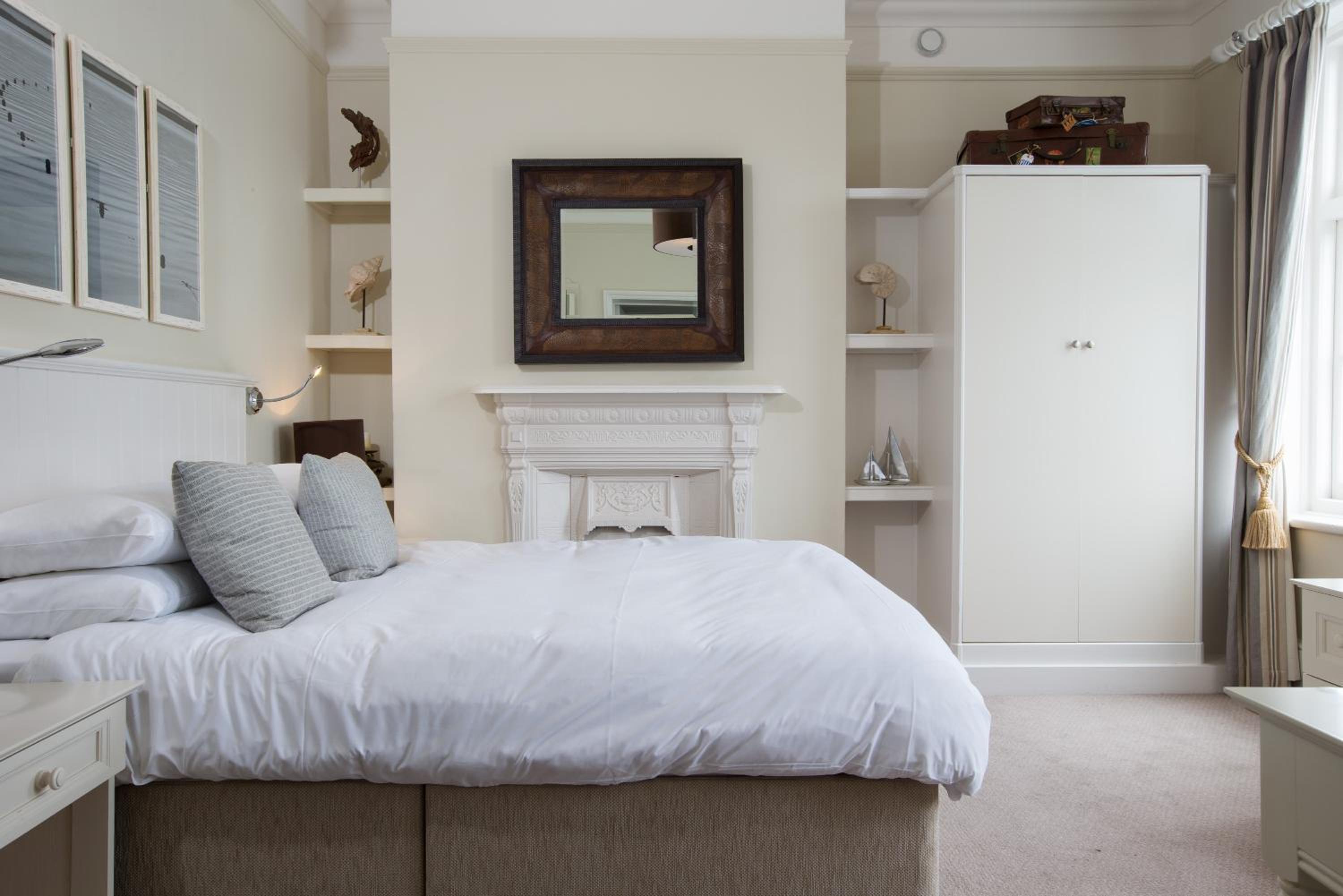 Standard Double Room with City View - Photo 4