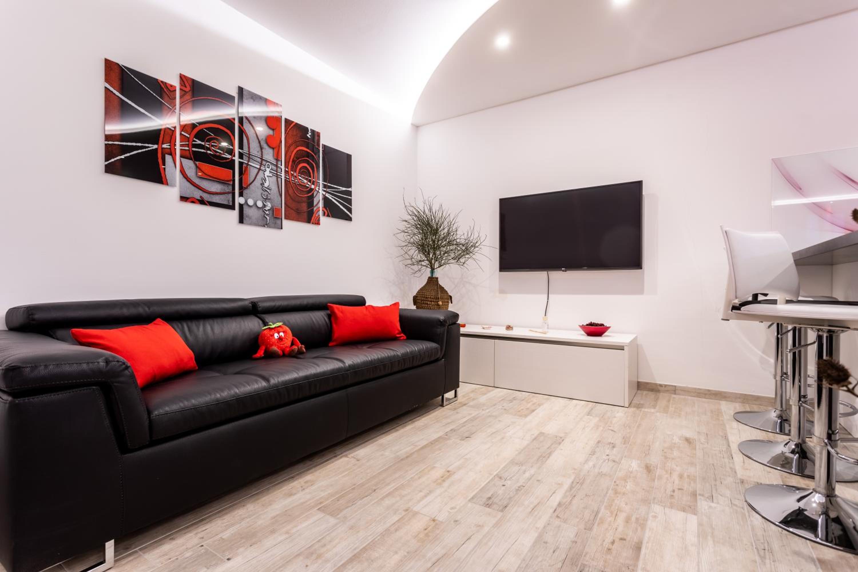 Studio Apartment - Basement photo 3