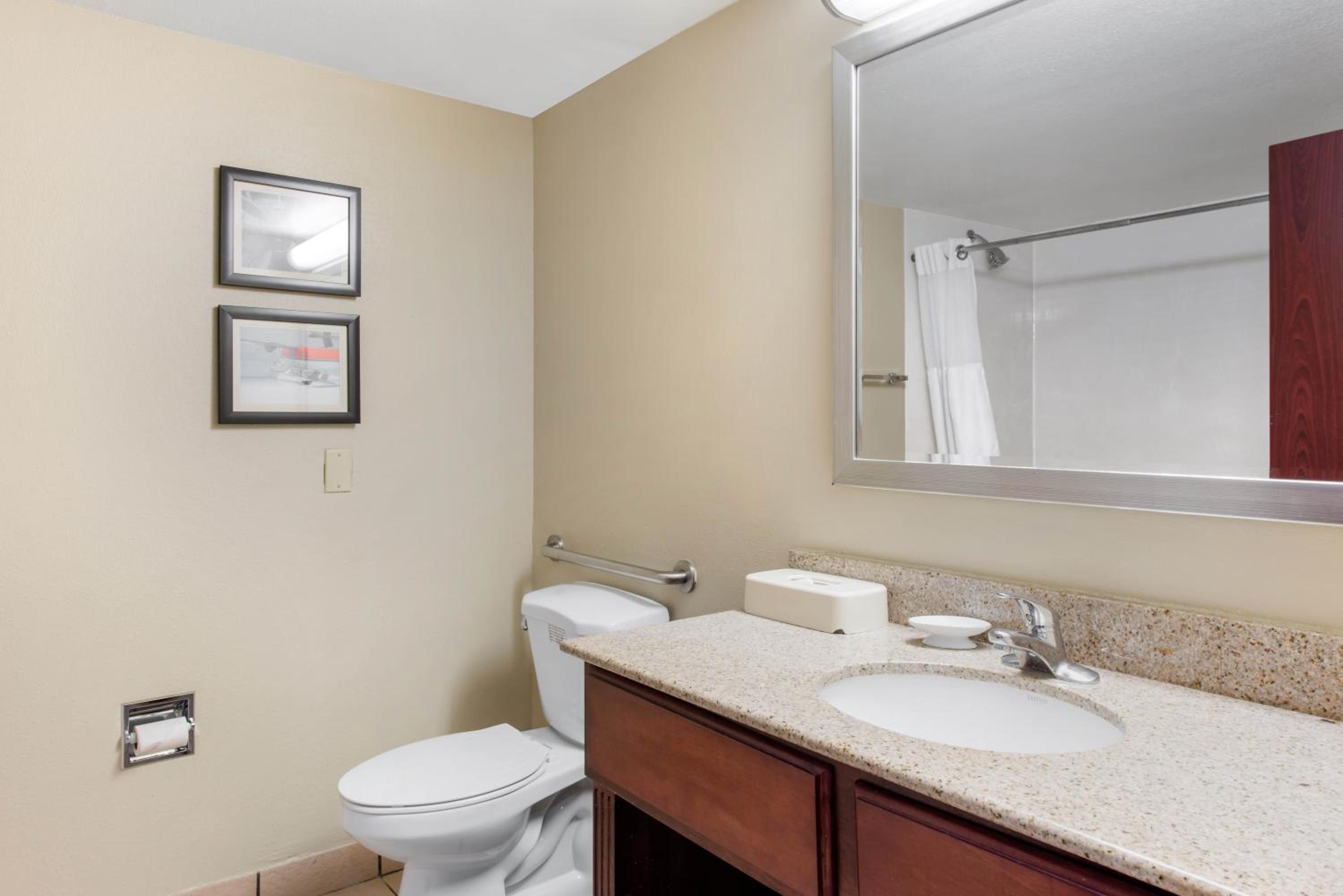 King Suite with Sofa-Bed and whirlpool tub - Non-Smoking photo 3