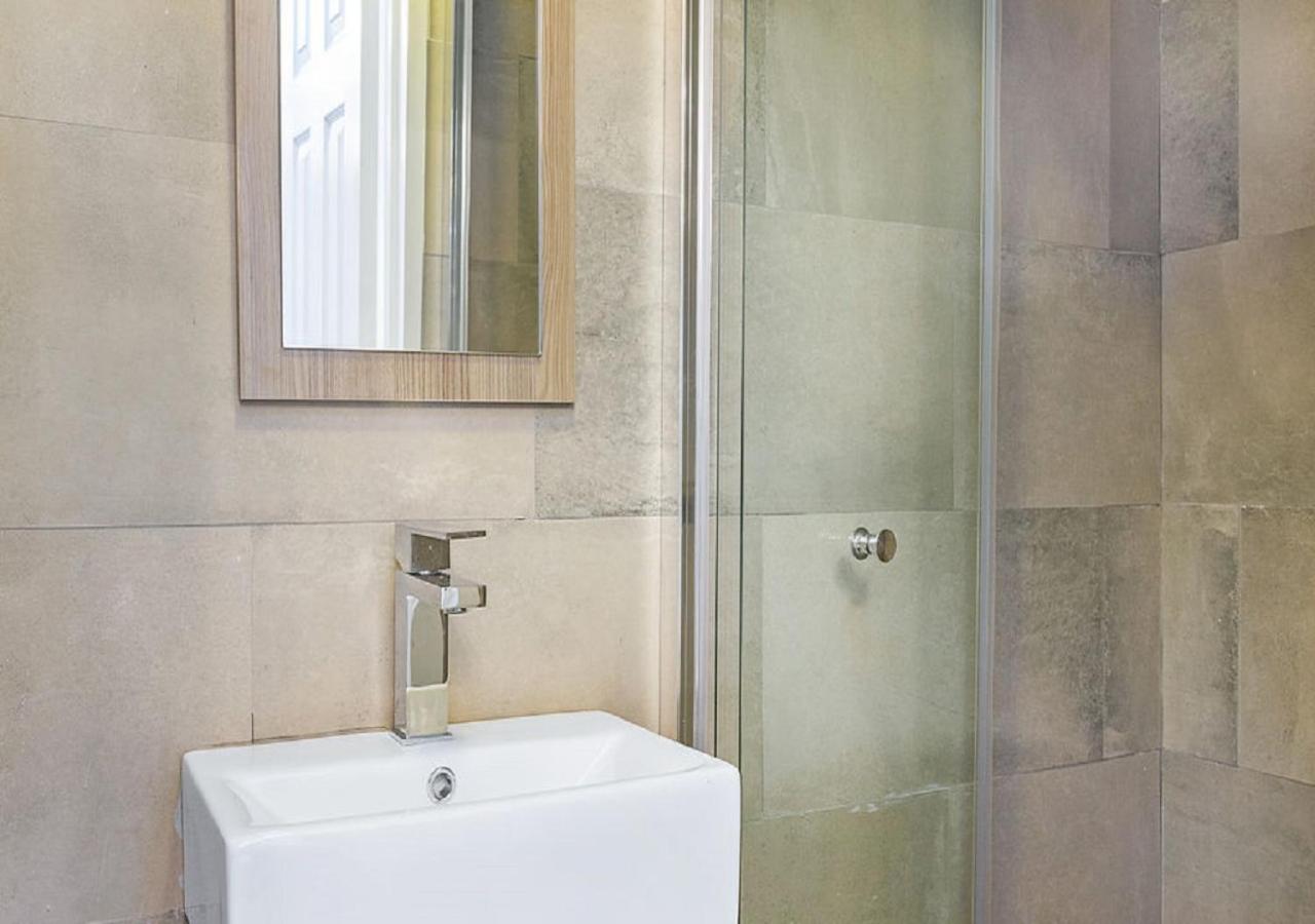 Twin Room with Shared Bathroom photo 3