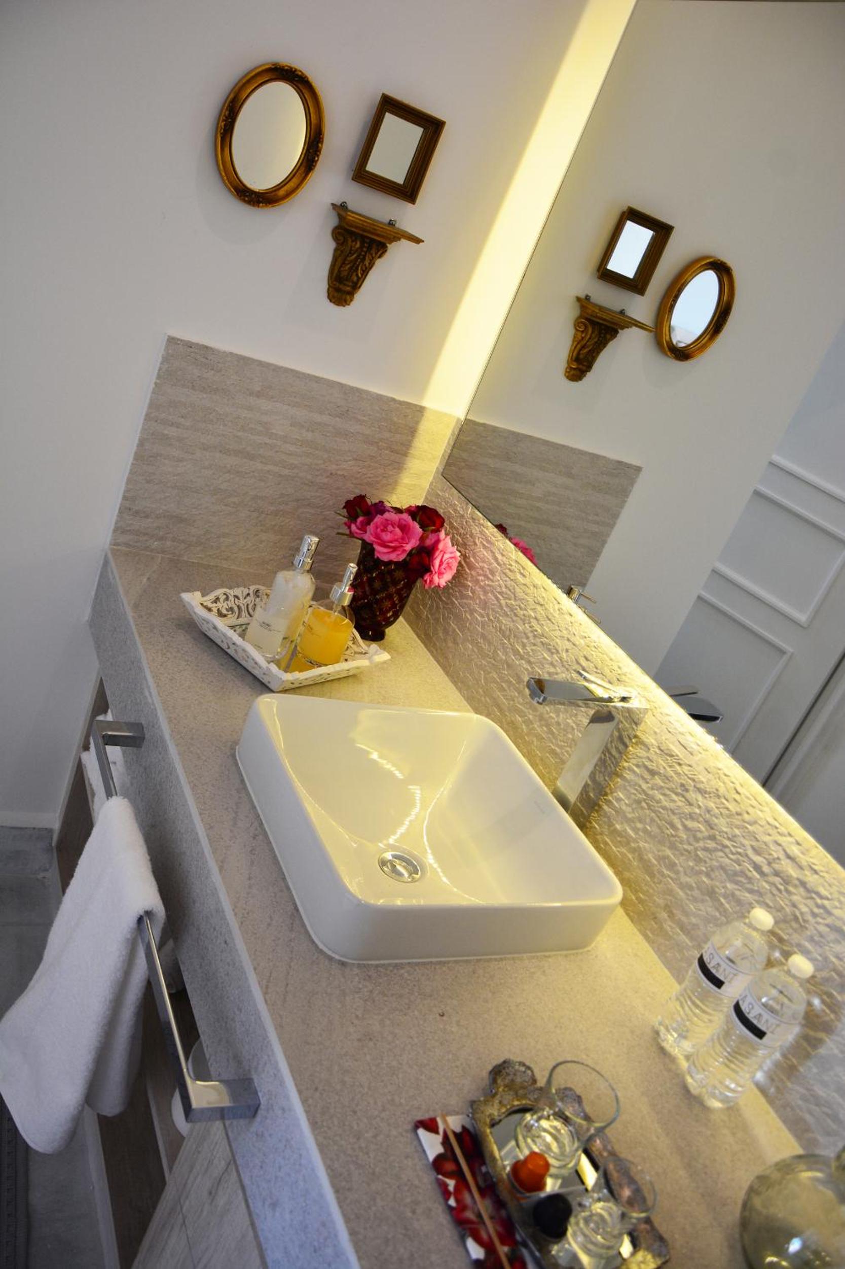 Deluxe King Suite - Photo 3
