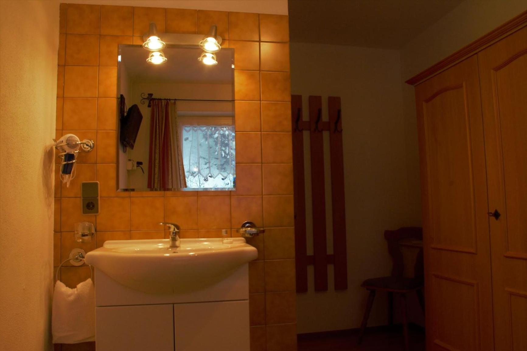 Single Room with Shared Shower and Toilet photo 2
