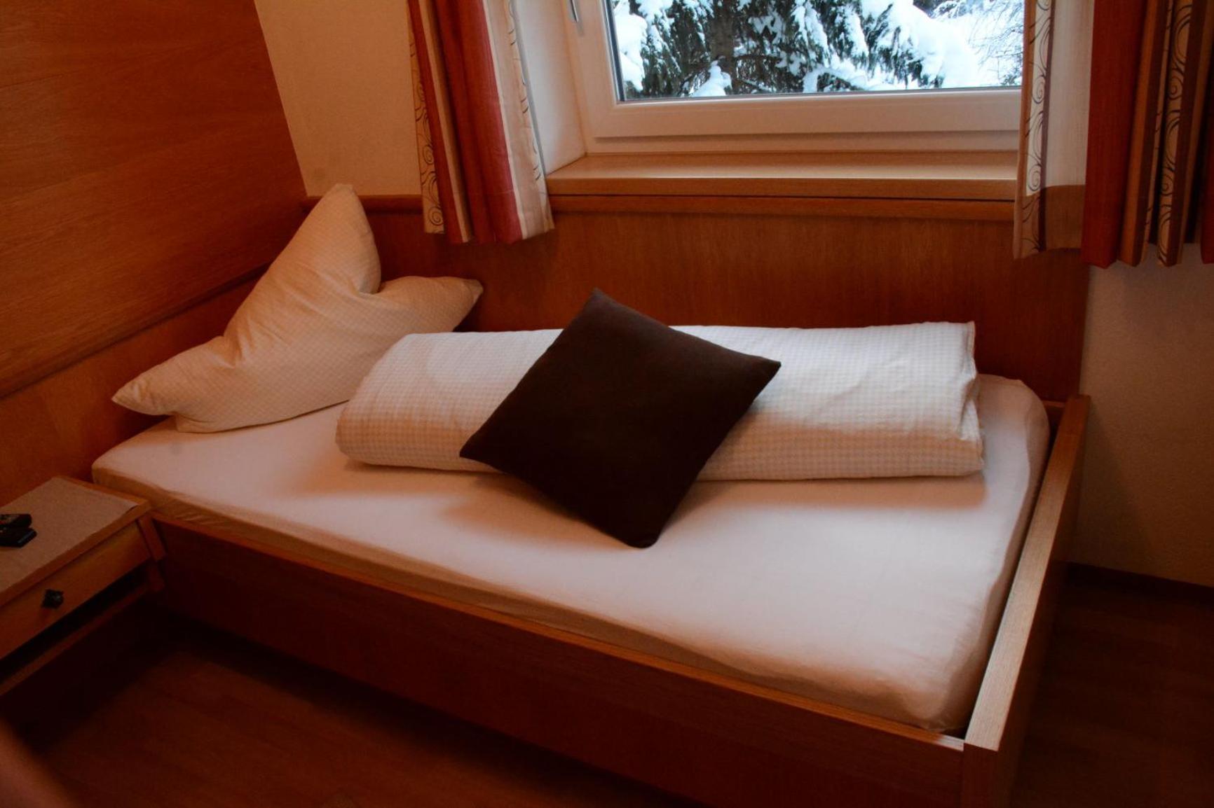 Single Room with Shared Shower and Toilet photo 1