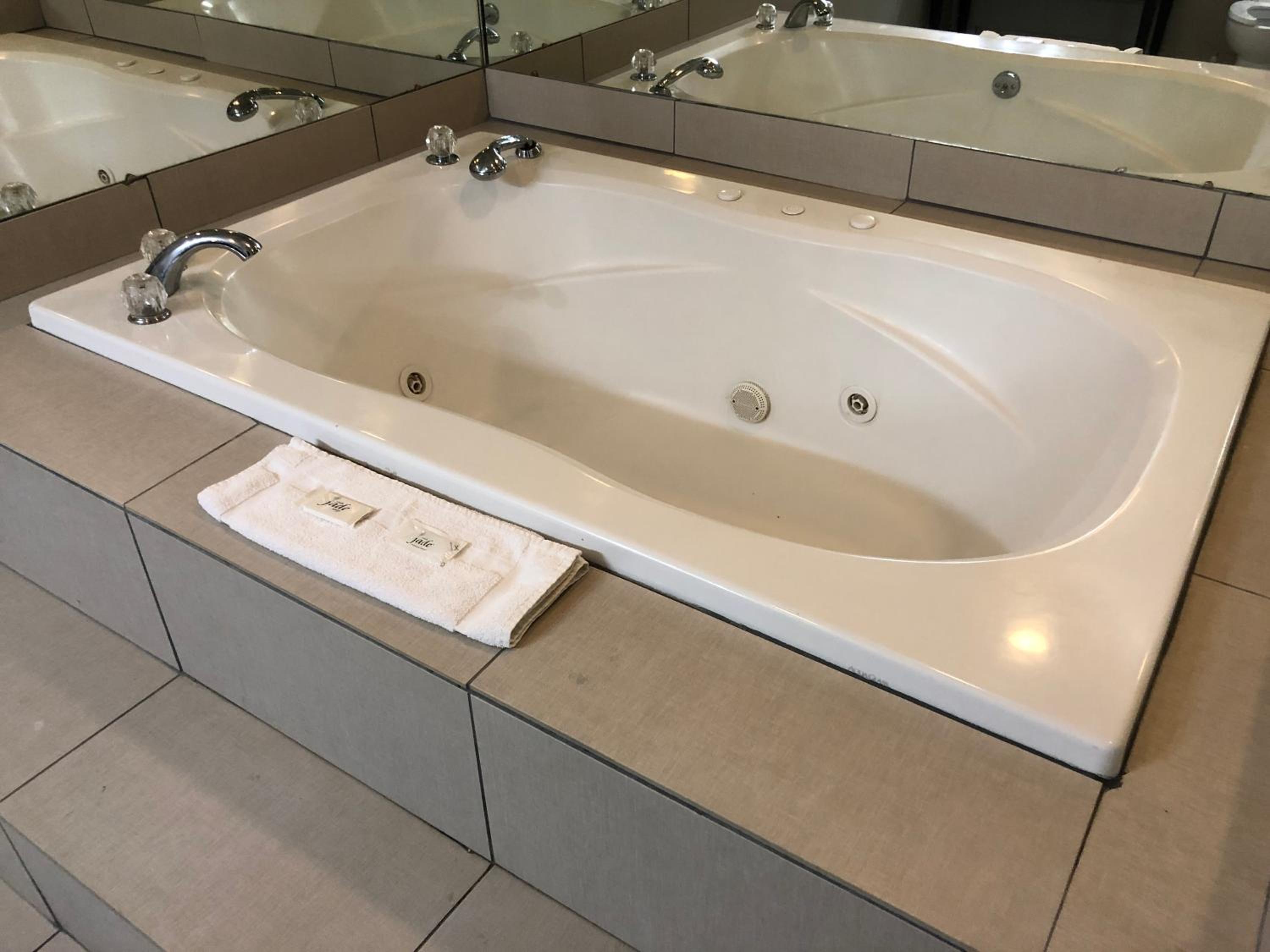 King Room with Spa Bath - Photo 2