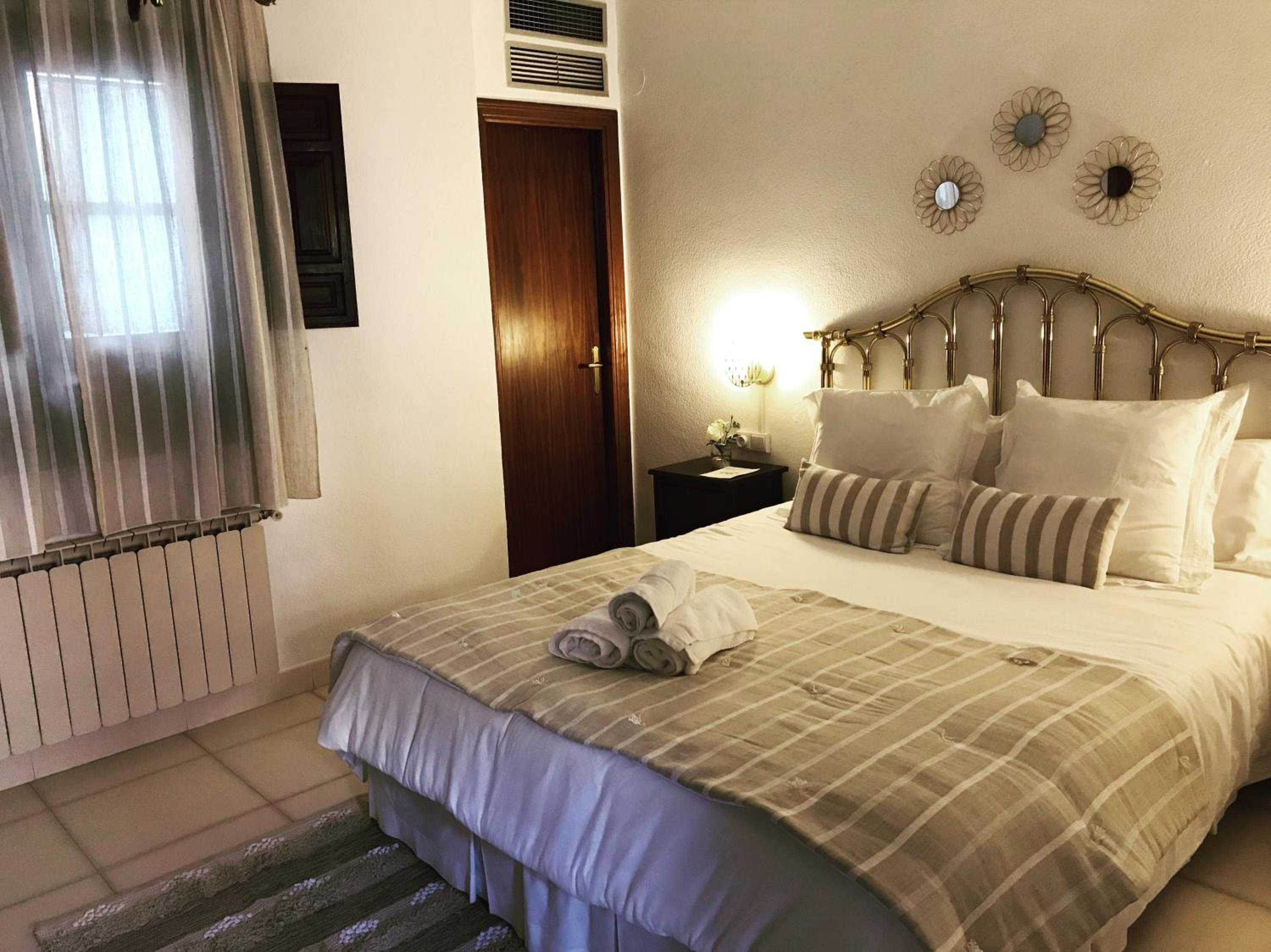 Deluxe Double or Twin Room - Photo 8