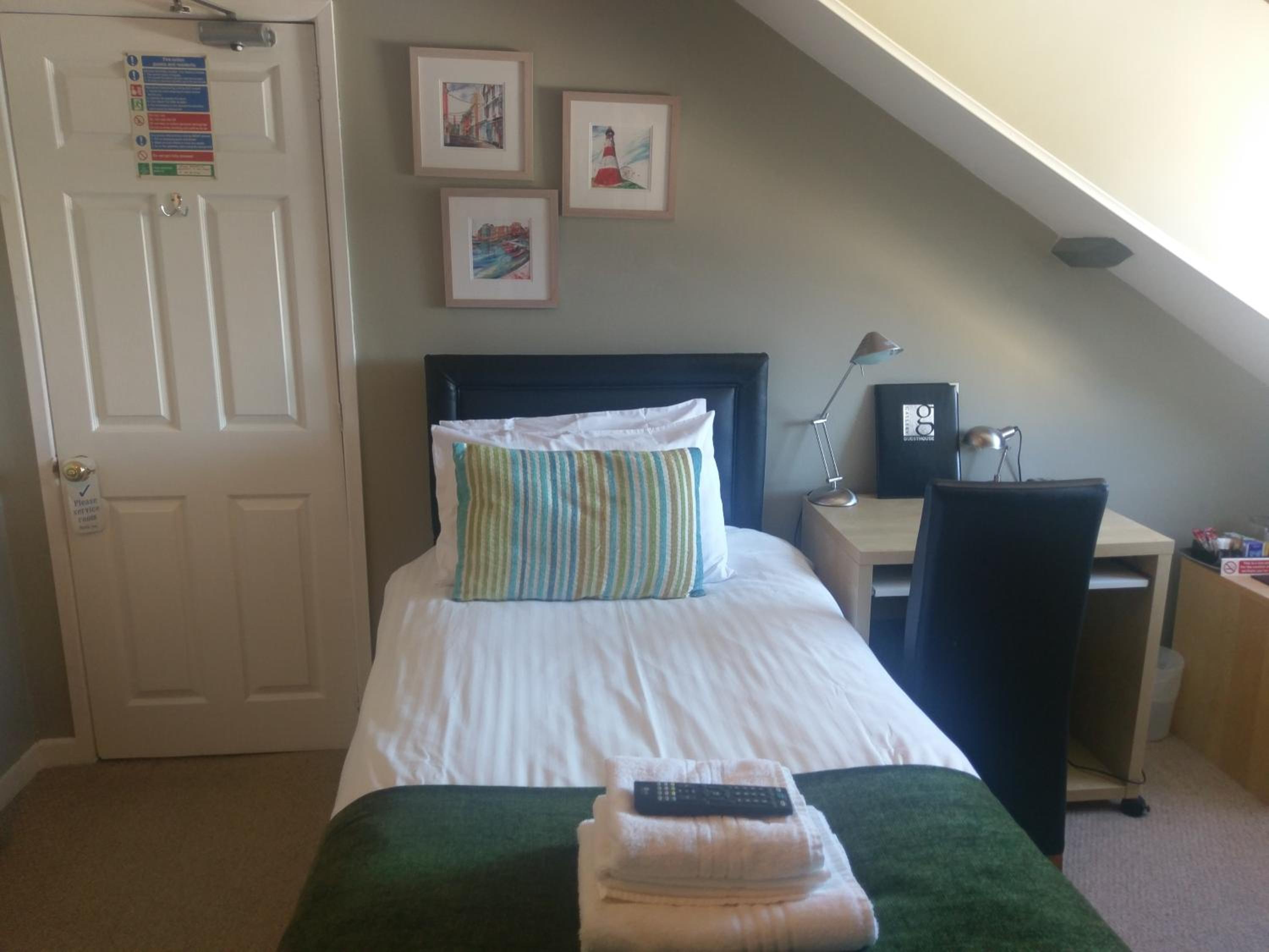 Single Room with Ensuite Bathroom photo 1