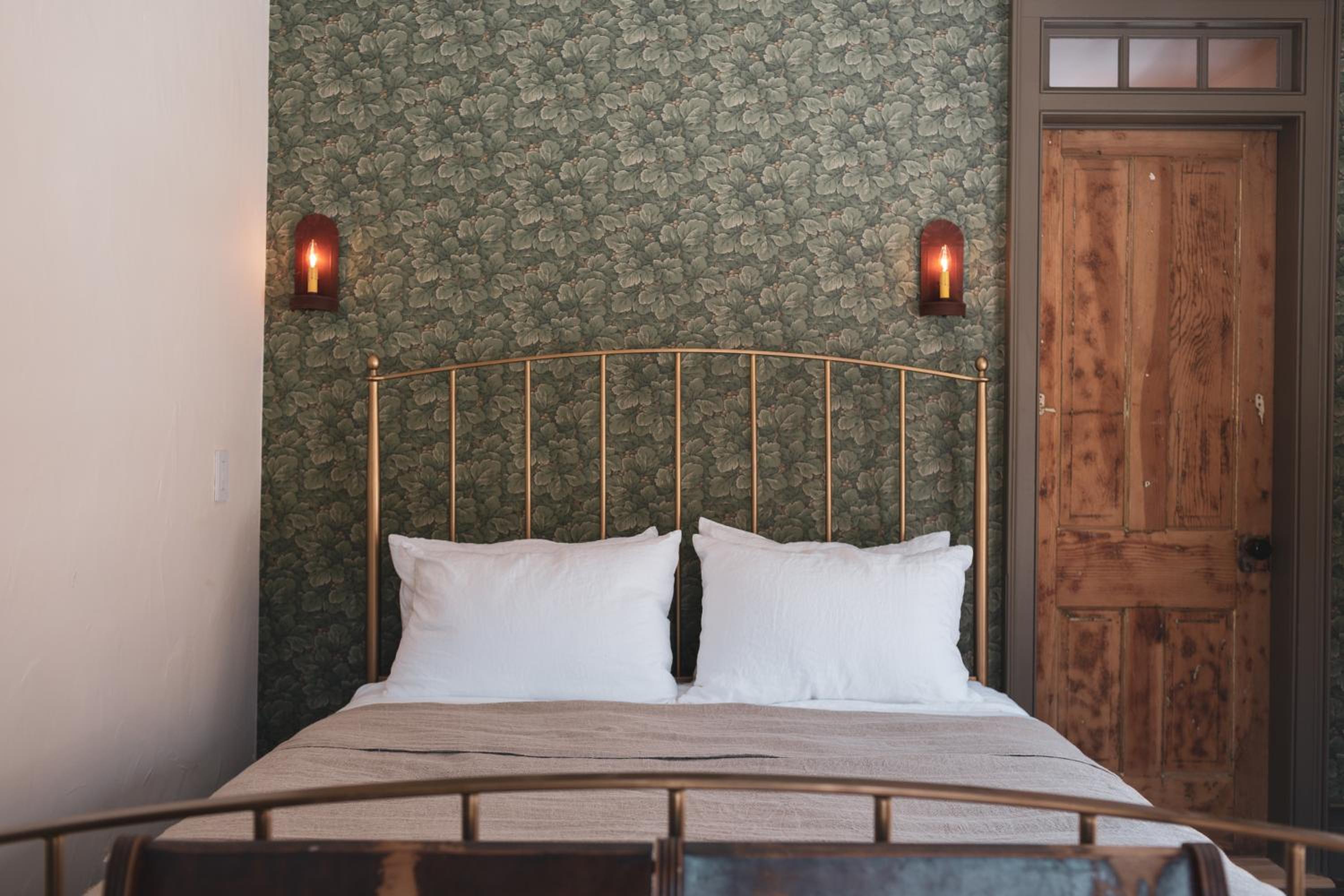 Deluxe Queen Suite